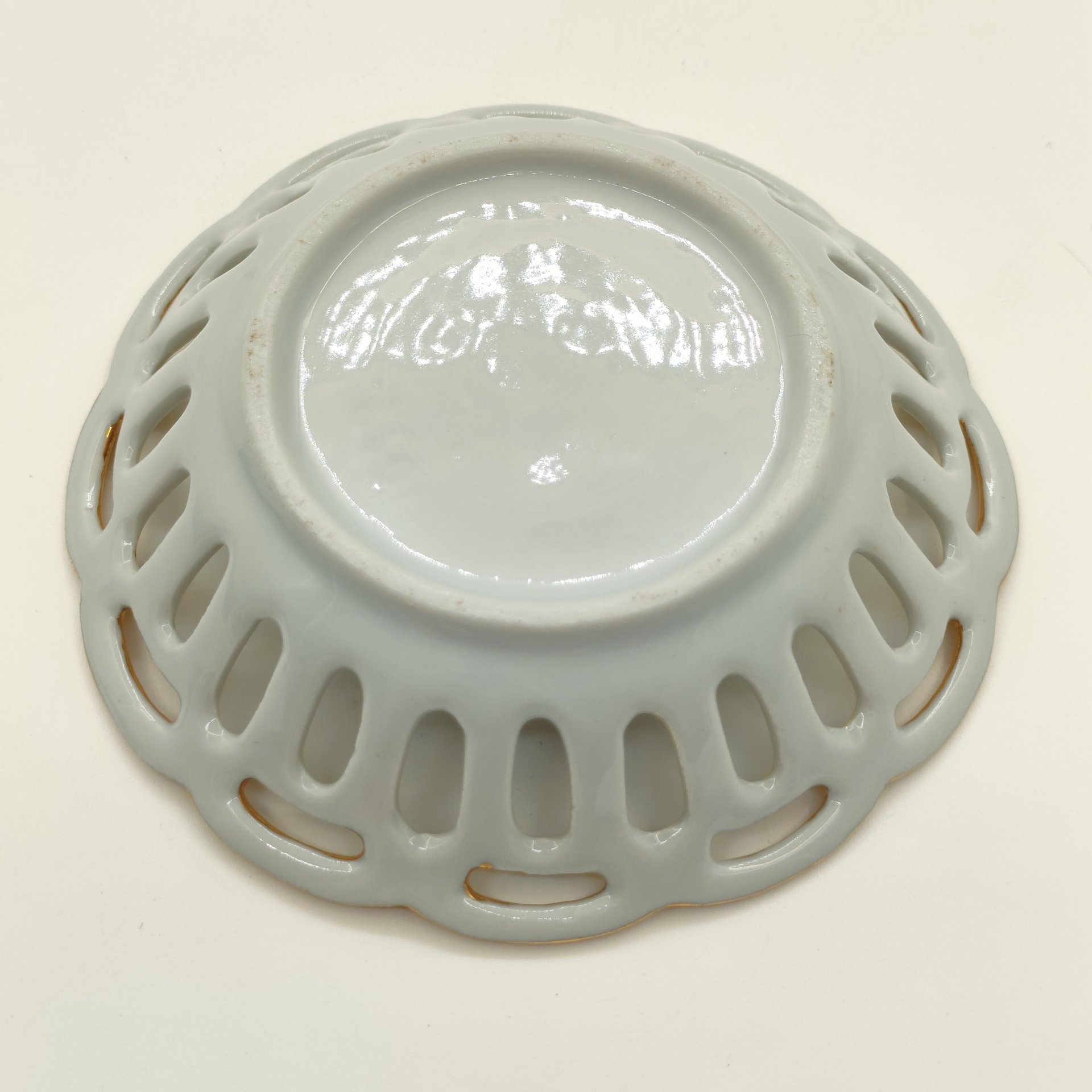 Блюдце (розетка) с прорезным бортом "Potsdam. Schloss Sans Souci", фарфор, люстр, деколь с подрисовкой, золочение, Германия, 1970-1990 гг.