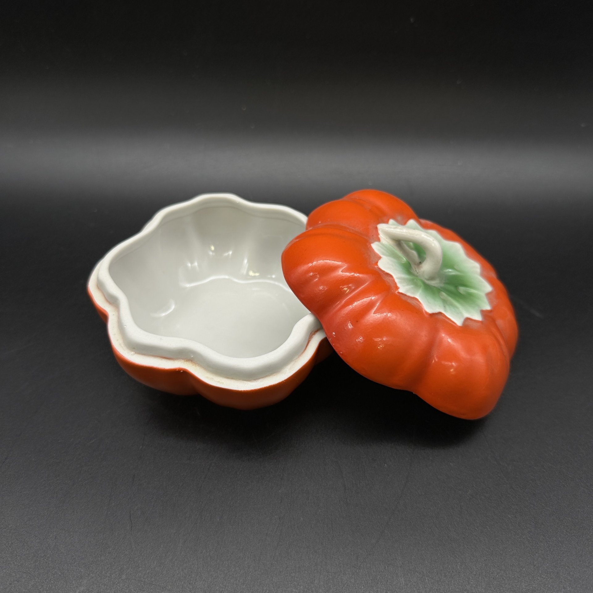 Маслёнка "Помидор", фарфор, крытьё, аэрография, Дмитровский фарфоровый завод (ДФЗ Вербилки)