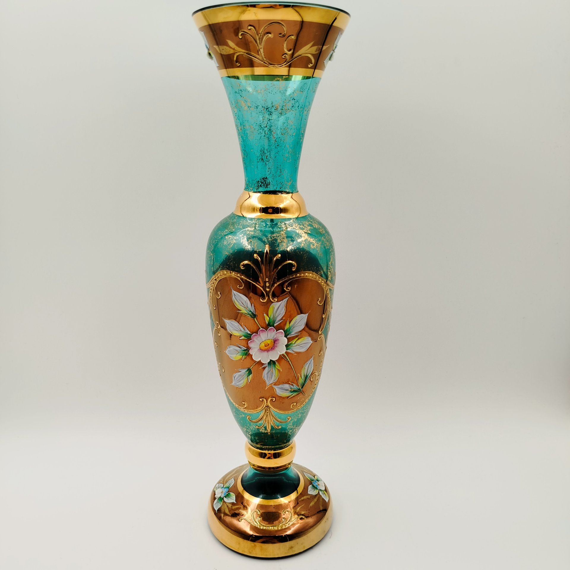 Ваза бирюзового оттенка с налепами в виде цветов, стекло, золочение, налепы, Чехословакия, 1980-1990 гг.
