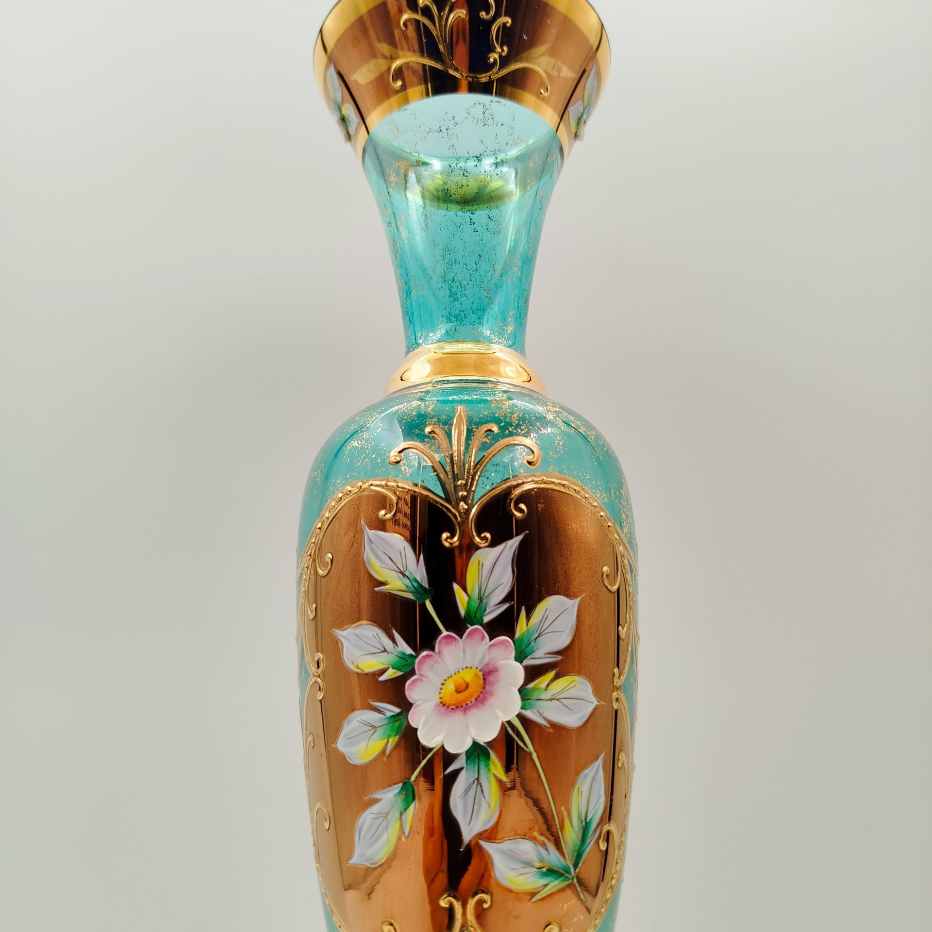Ваза бирюзового оттенка с налепами в виде цветов, стекло, золочение, налепы, Чехословакия, 1980-1990 гг.