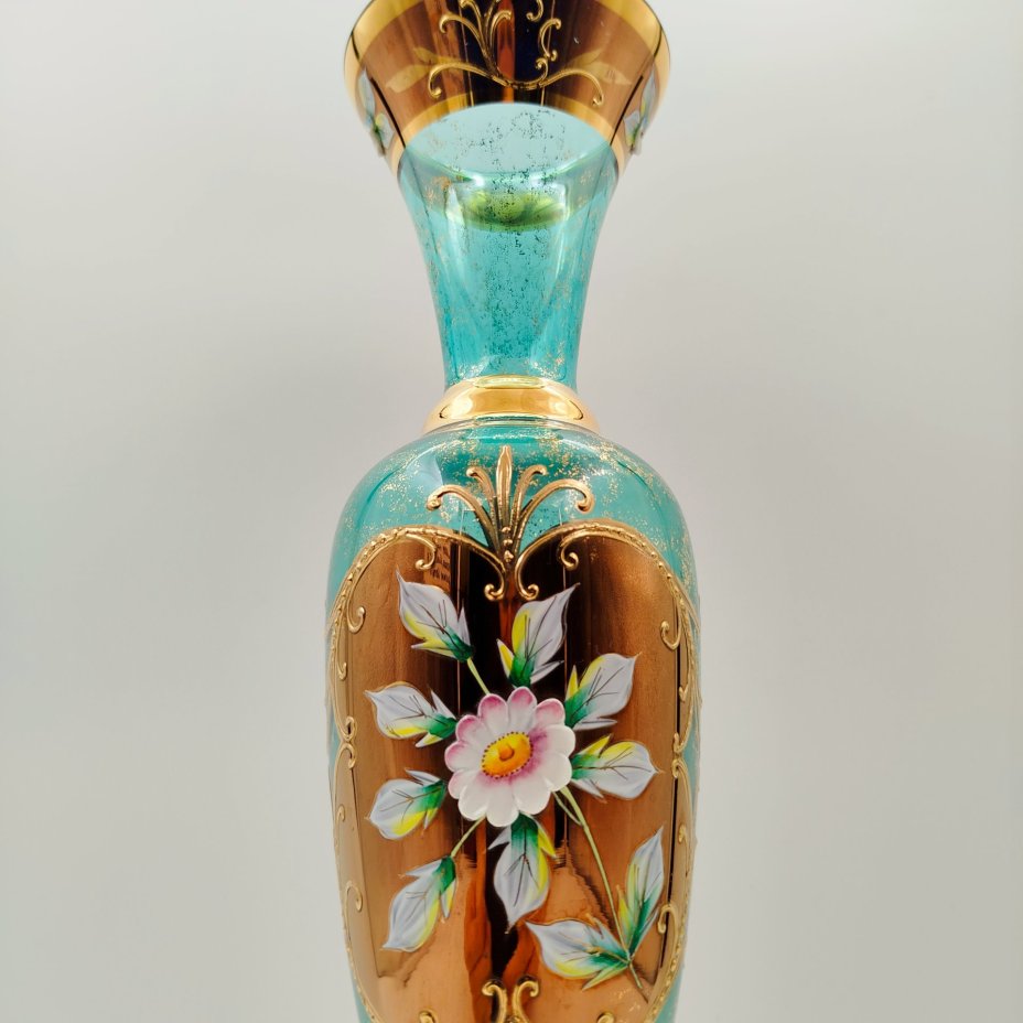 Ваза бирюзового оттенка с налепами в виде цветов