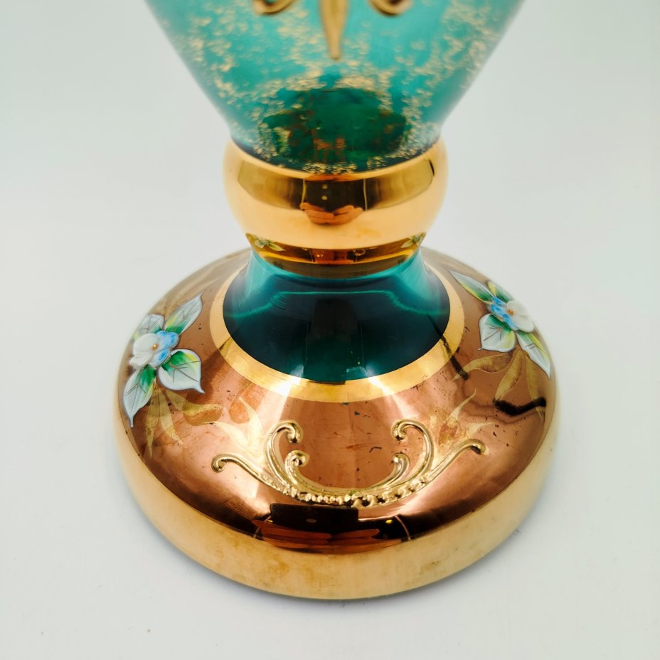 Ваза бирюзового оттенка с налепами в виде цветов