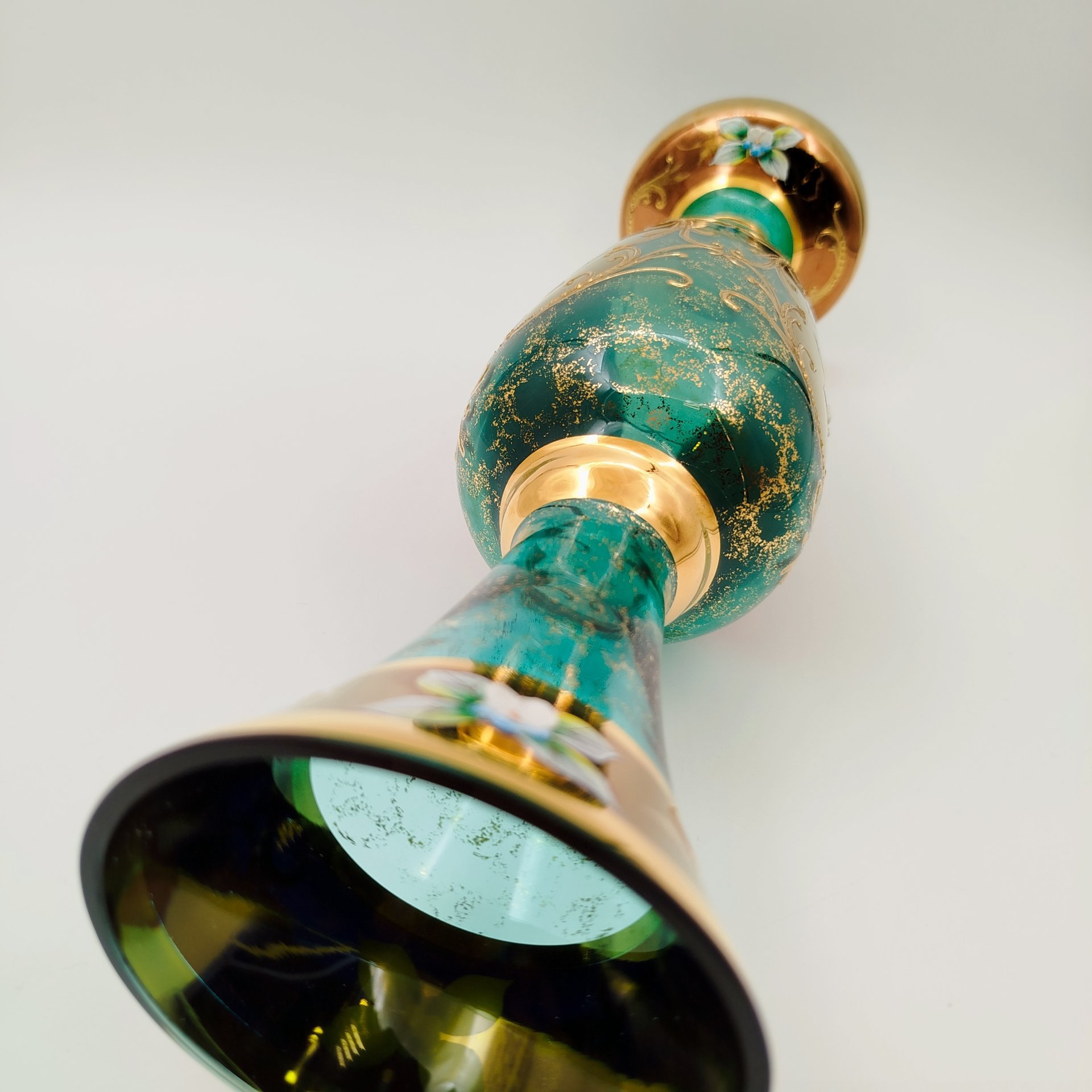 Ваза бирюзового оттенка с налепами в виде цветов, стекло, золочение, налепы, Чехословакия, 1980-1990 гг.