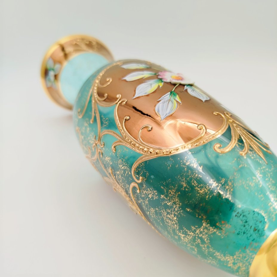 Ваза бирюзового оттенка с налепами в виде цветов