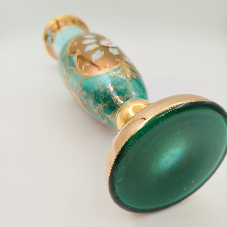 Ваза бирюзового оттенка с налепами в виде цветов