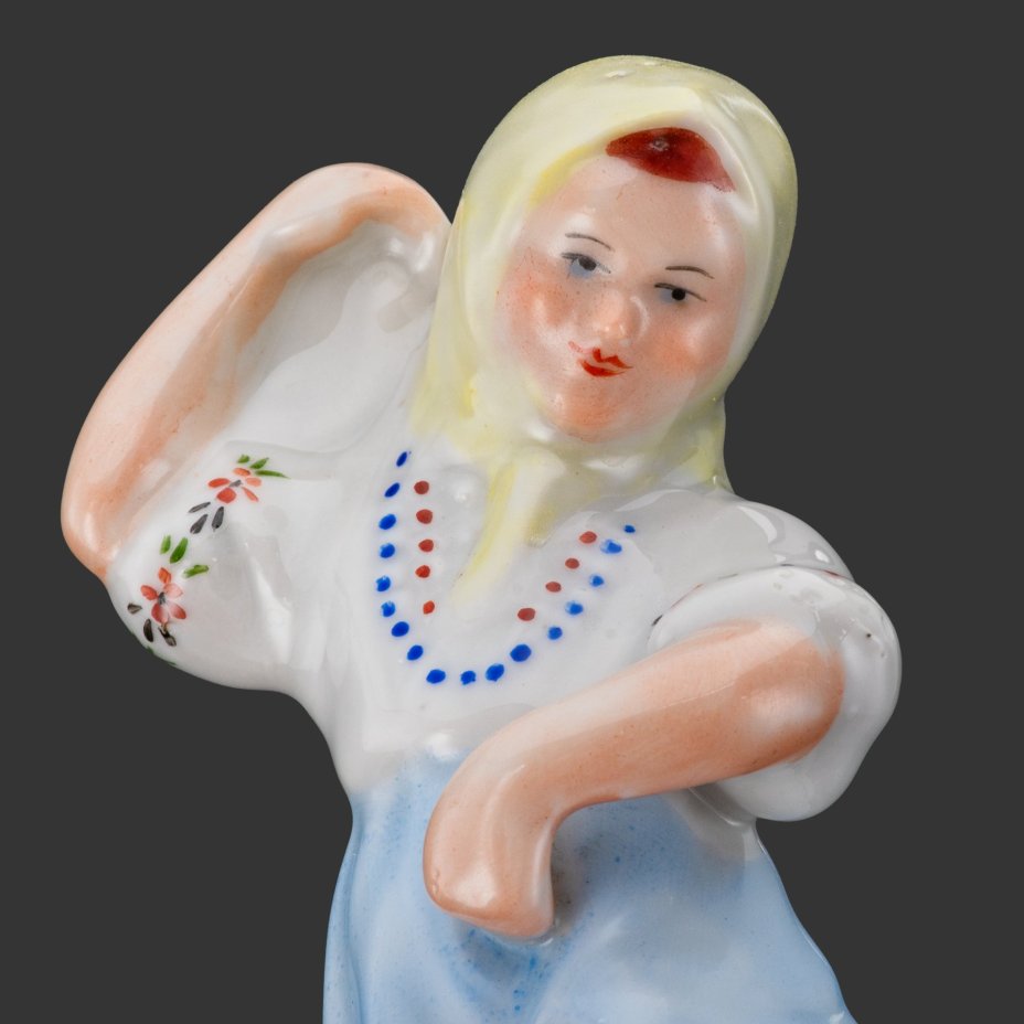 Статуэтка "Дарья" ("Юная плясунья"), скульптор Н. А. Замятина, фарфор, роспись, Городницкий фарфоровый завод, СССР, 1945-1953 гг.