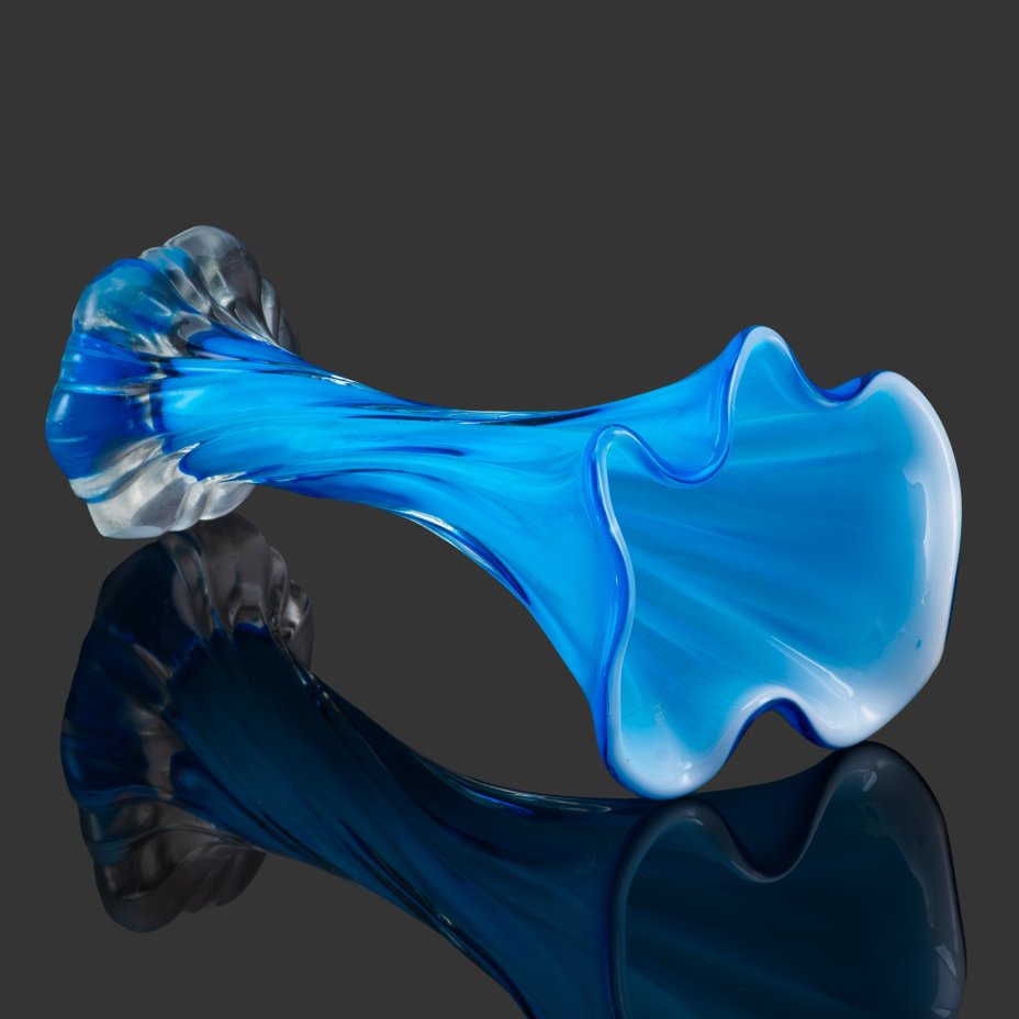 Ваза с горлом в виде цветка, и рельефными элементами