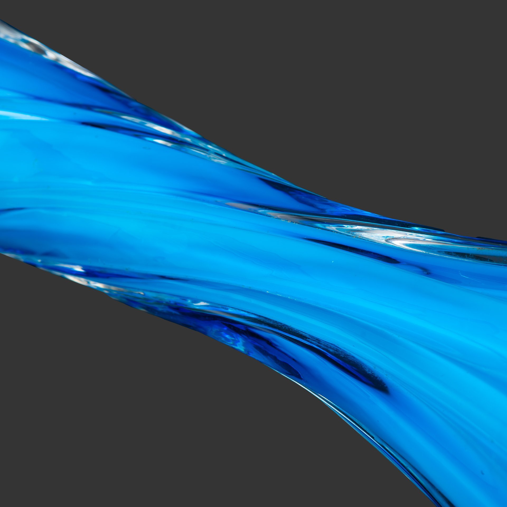 Ваза с горлом в виде цветка, и рельефными элементами, стекло, двухслойное, гутная техника, Италия, 1970-1990 гг.