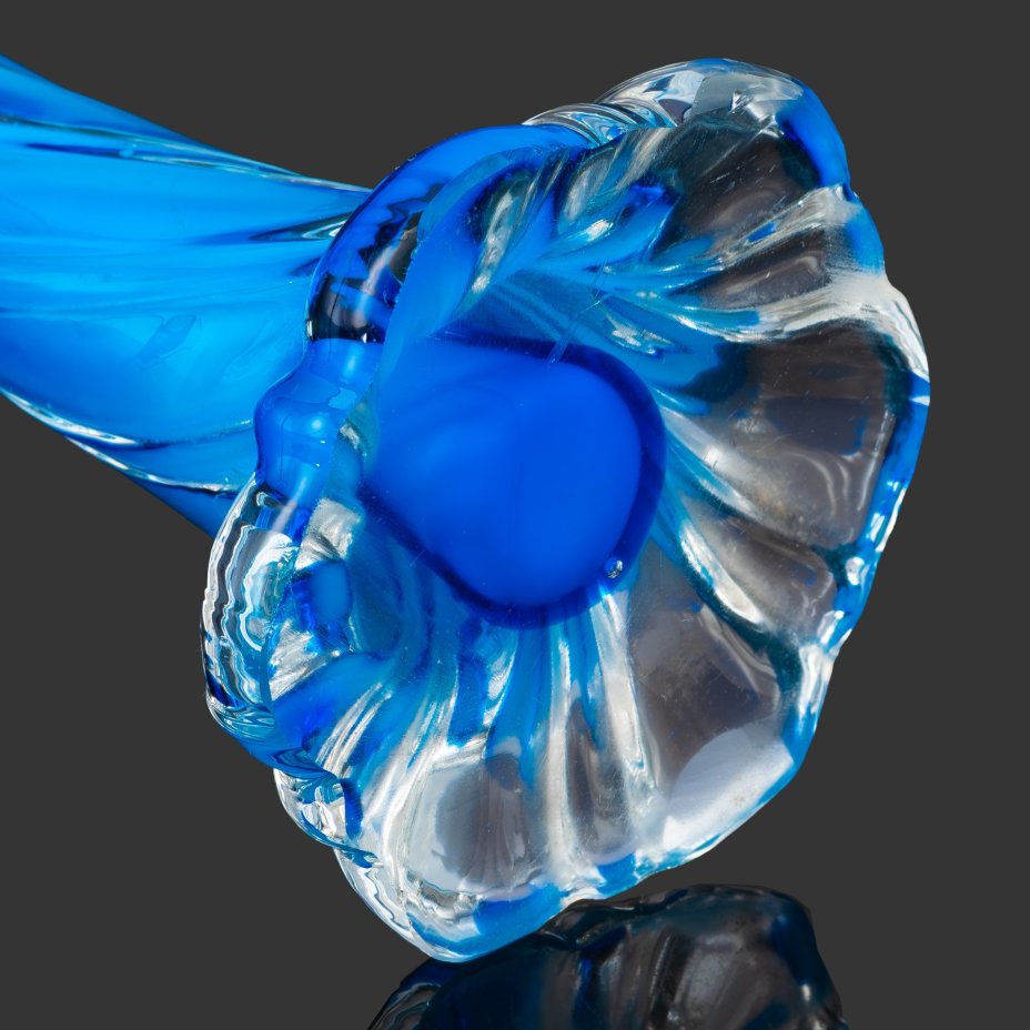 Ваза с горлом в виде цветка, и рельефными элементами