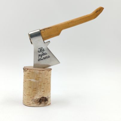 Статуэтка-сувенир "Не руби сплеча", дерево, металл, Россия, 2000-2020 гг.