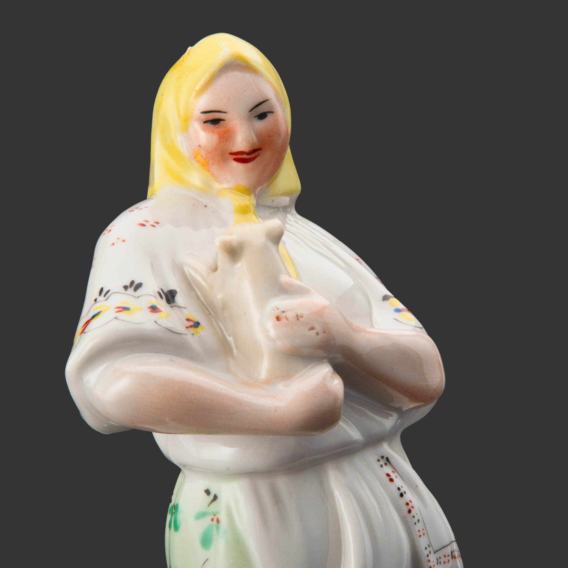 Скульптура "Свинарка", автор О. Ярош, фарфор, роспись, Городницкий фарфоровый завод, СССР, 1939-1944 гг.