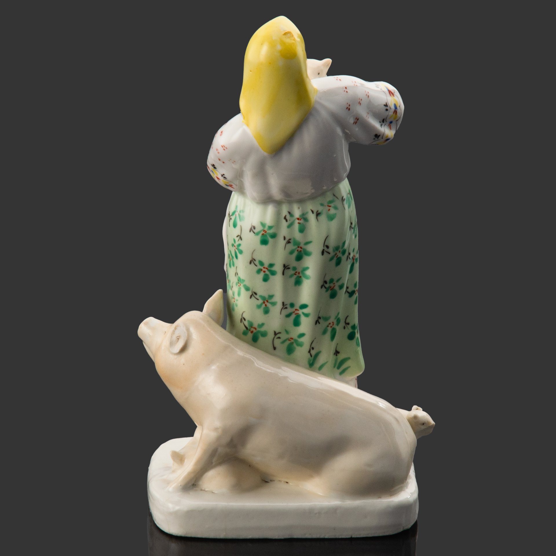 Скульптура "Свинарка", автор О. Ярош, фарфор, роспись, Городницкий фарфоровый завод, СССР, 1939-1944 гг.