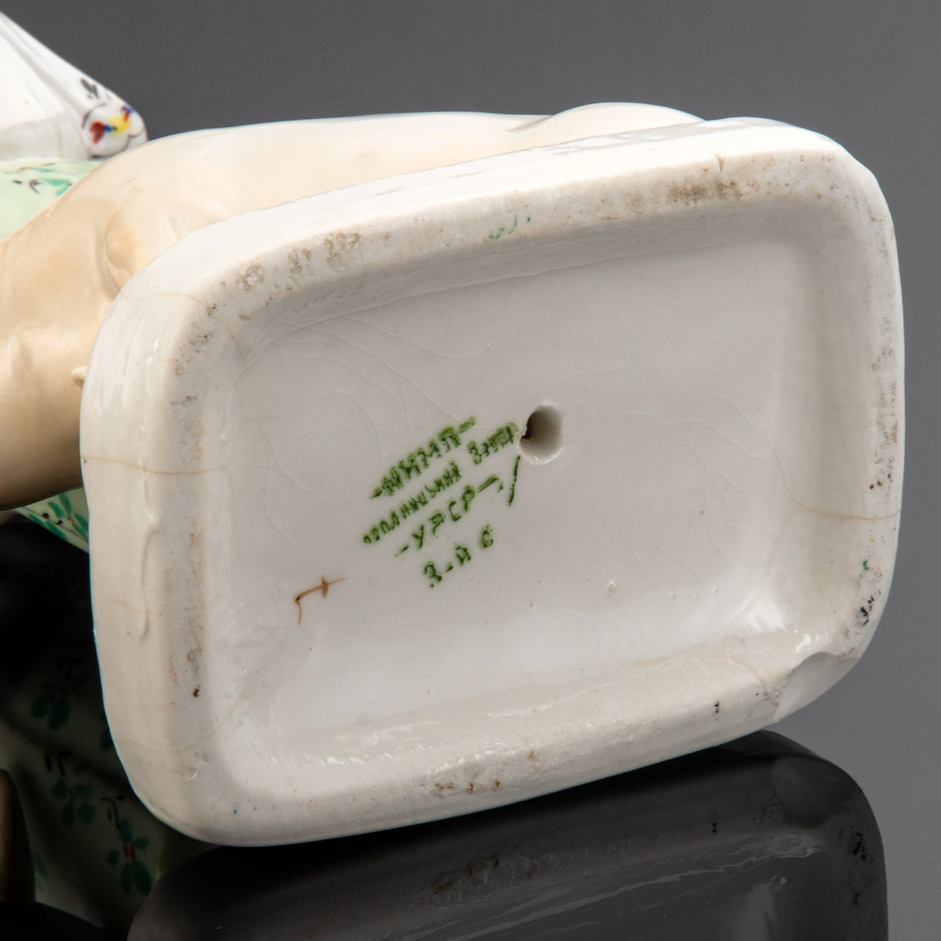 Скульптура "Свинарка", автор О. Ярош, фарфор, роспись, Городницкий фарфоровый завод, СССР, 1939-1944 гг.