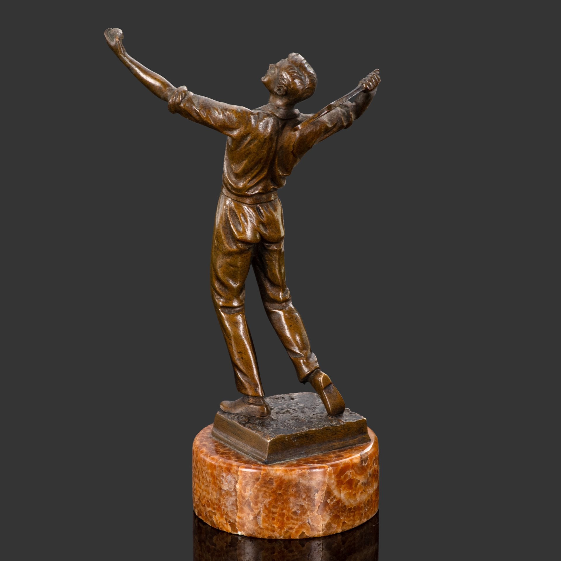 Статуэтка "Теннисист", шпиатр, камень, Западная Европа, 1950-1980 гг.