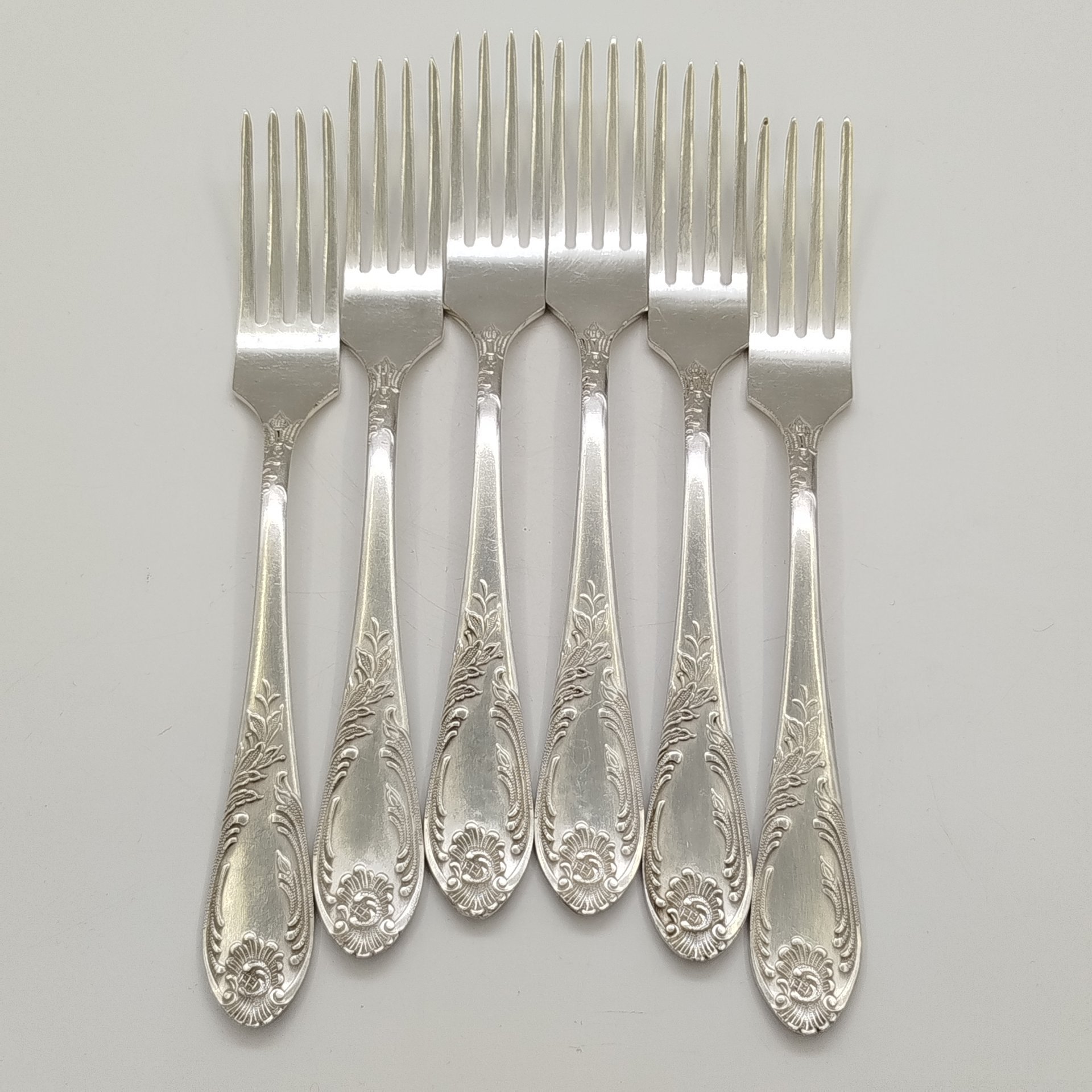 Набор из шести столовых вилок с растительным декором, мНЦ (медь-никель-цинк), Вольнянский завод столовых приборов им. Шевченко (ЗiШ, ЗиШ), СССР, 1960-1990 гг.