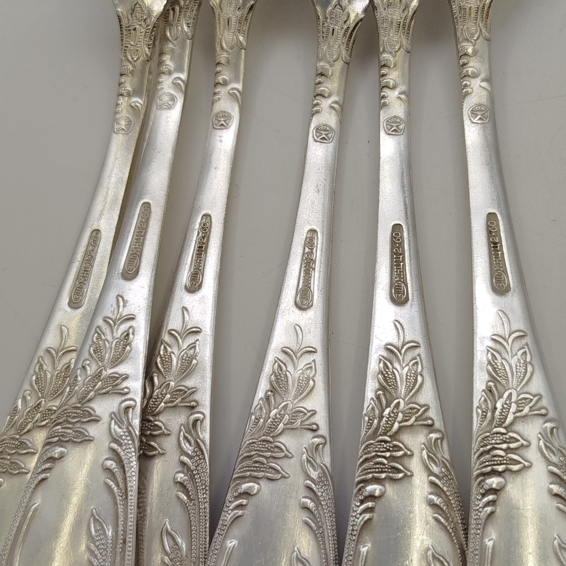 Набор из шести столовых вилок с растительным декором, мНЦ (медь-никель-цинк), Вольнянский завод столовых приборов им. Шевченко (ЗiШ, ЗиШ), СССР, 1960-1990 гг.