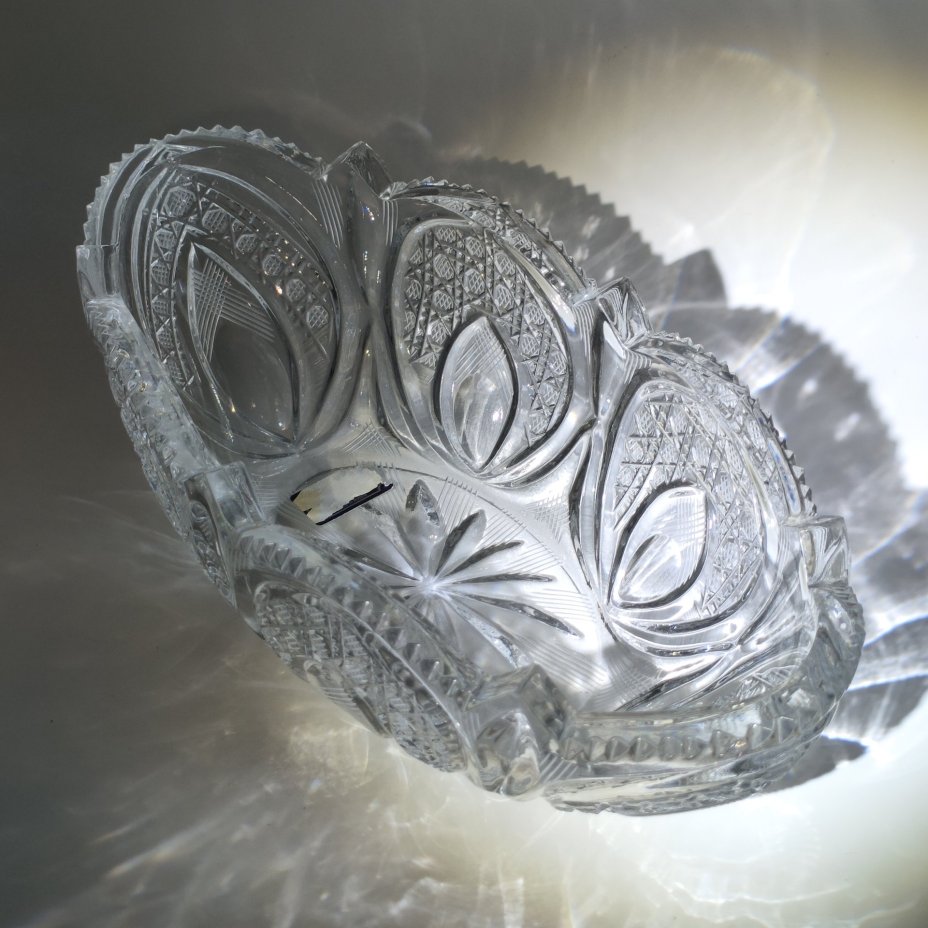 Конфетница (салатник) в форме ладьи с резным рельефным декором