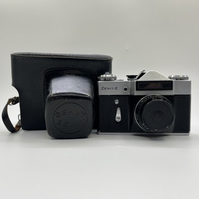 Фотоаппарат "Зенит-Е" с объективом "Индустар-50-2"в оригинальном кофре