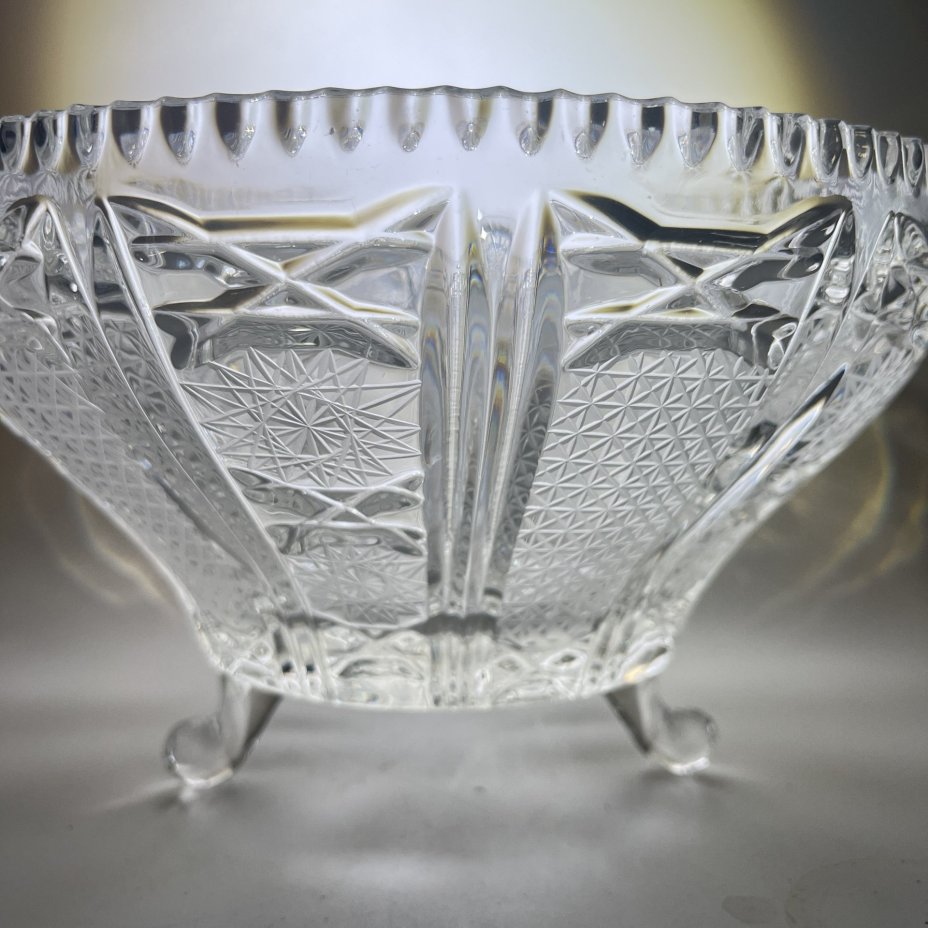 Фруктовница на ножках круглой формы