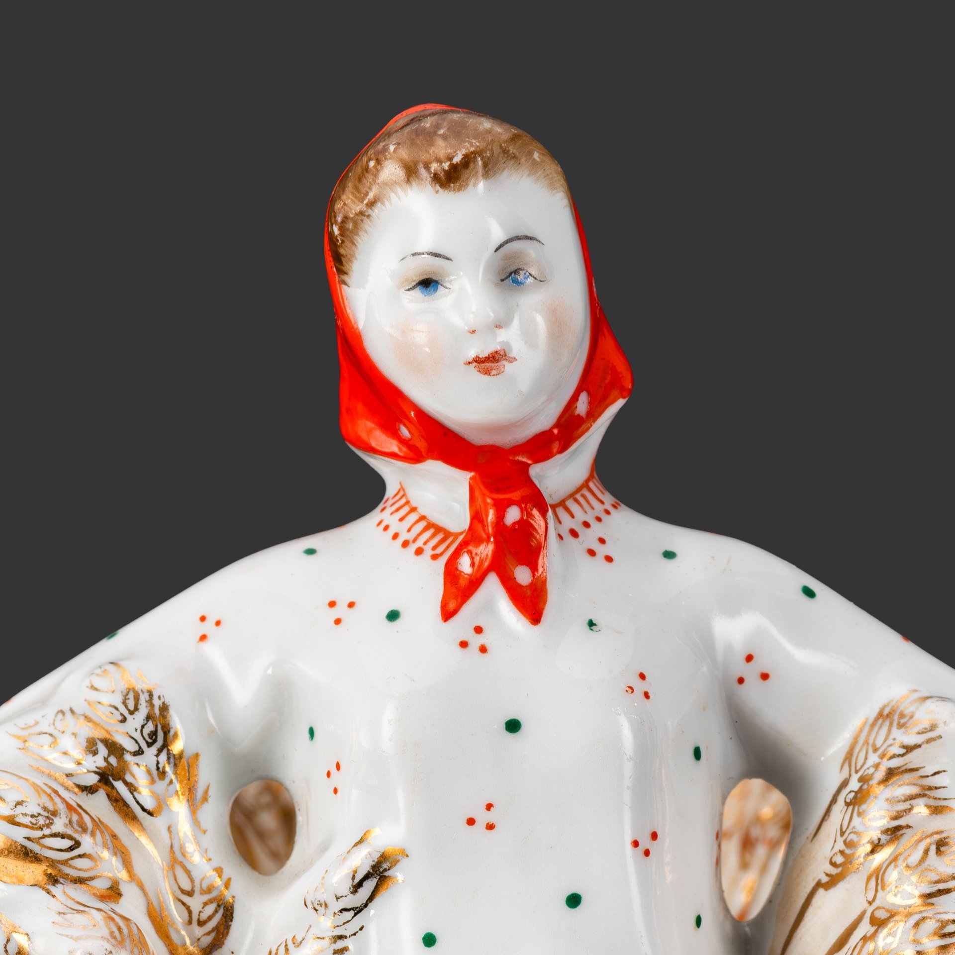 Карандашница «Девушка со снопом» («Колхозница»), скульптор Велихова С.Б., художник Косенкова К.Г., фарфор, роспись, золочение, Ленинградский фарфоровый завод (ЛФЗ), СССР, 1950-1960 гг.