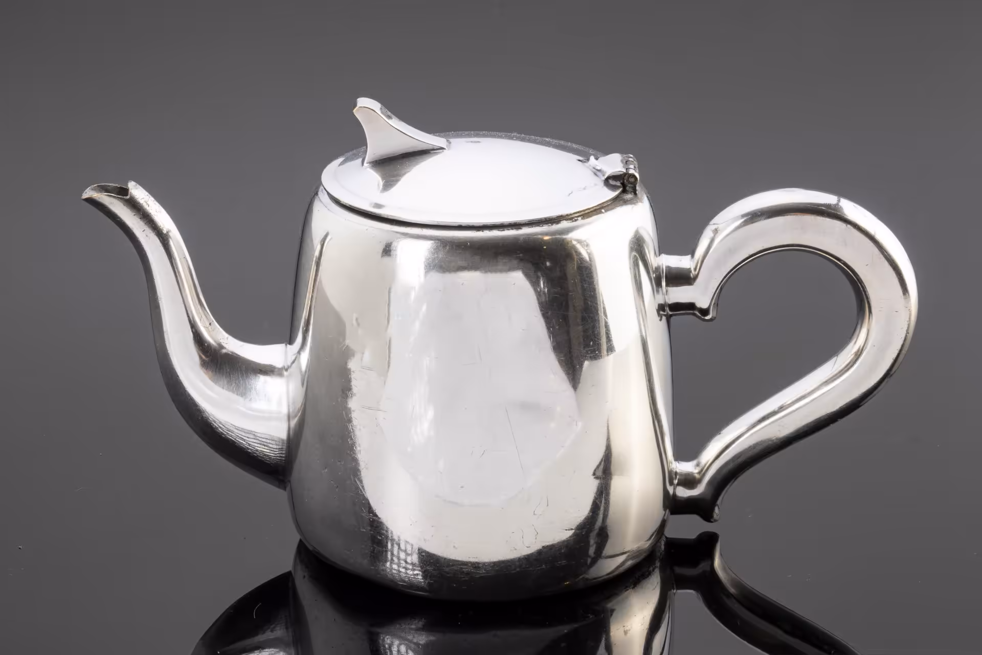 Чайник лаконичной формы с откидной крышкой