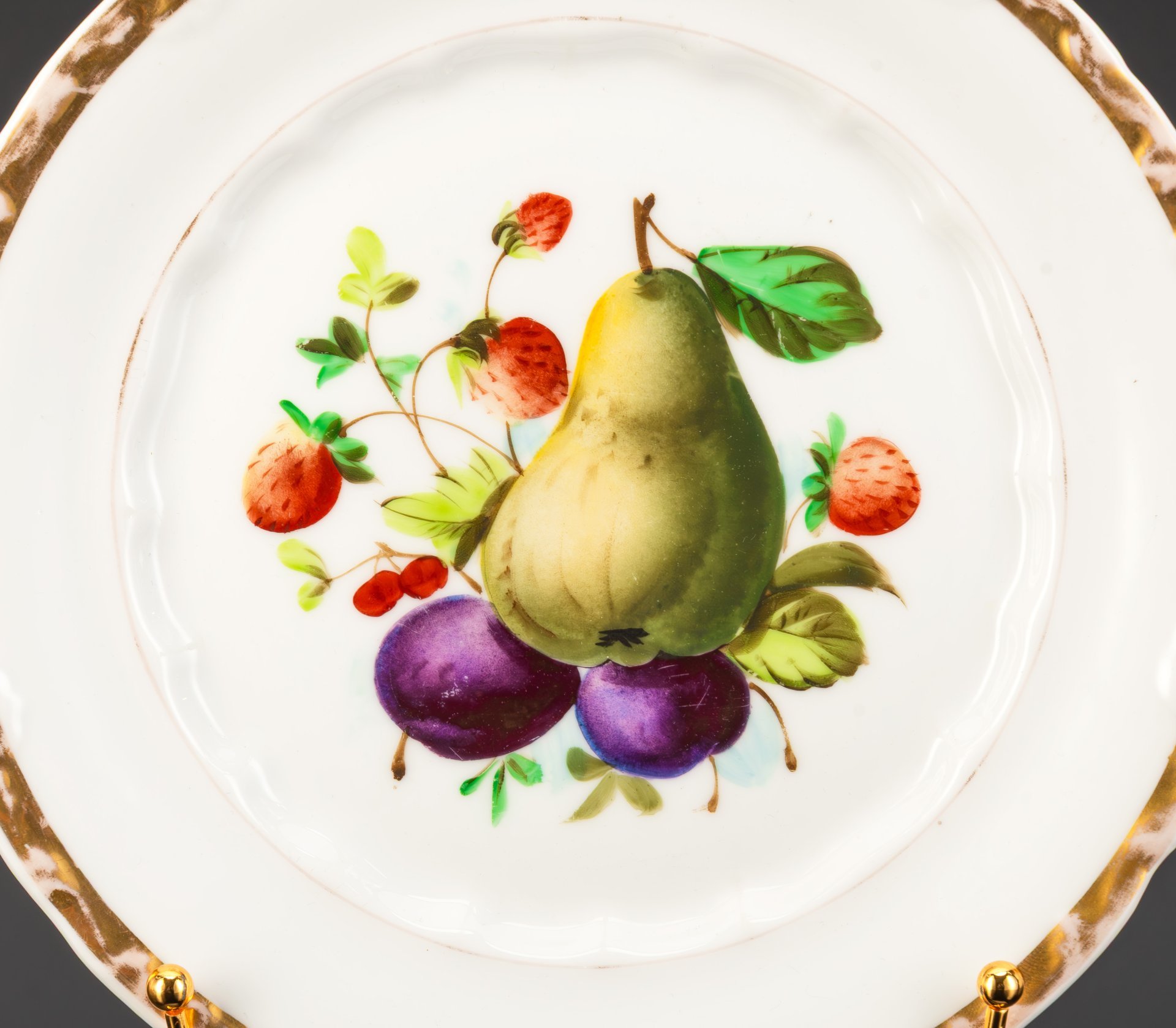 Тарелка с изображением фруктов
