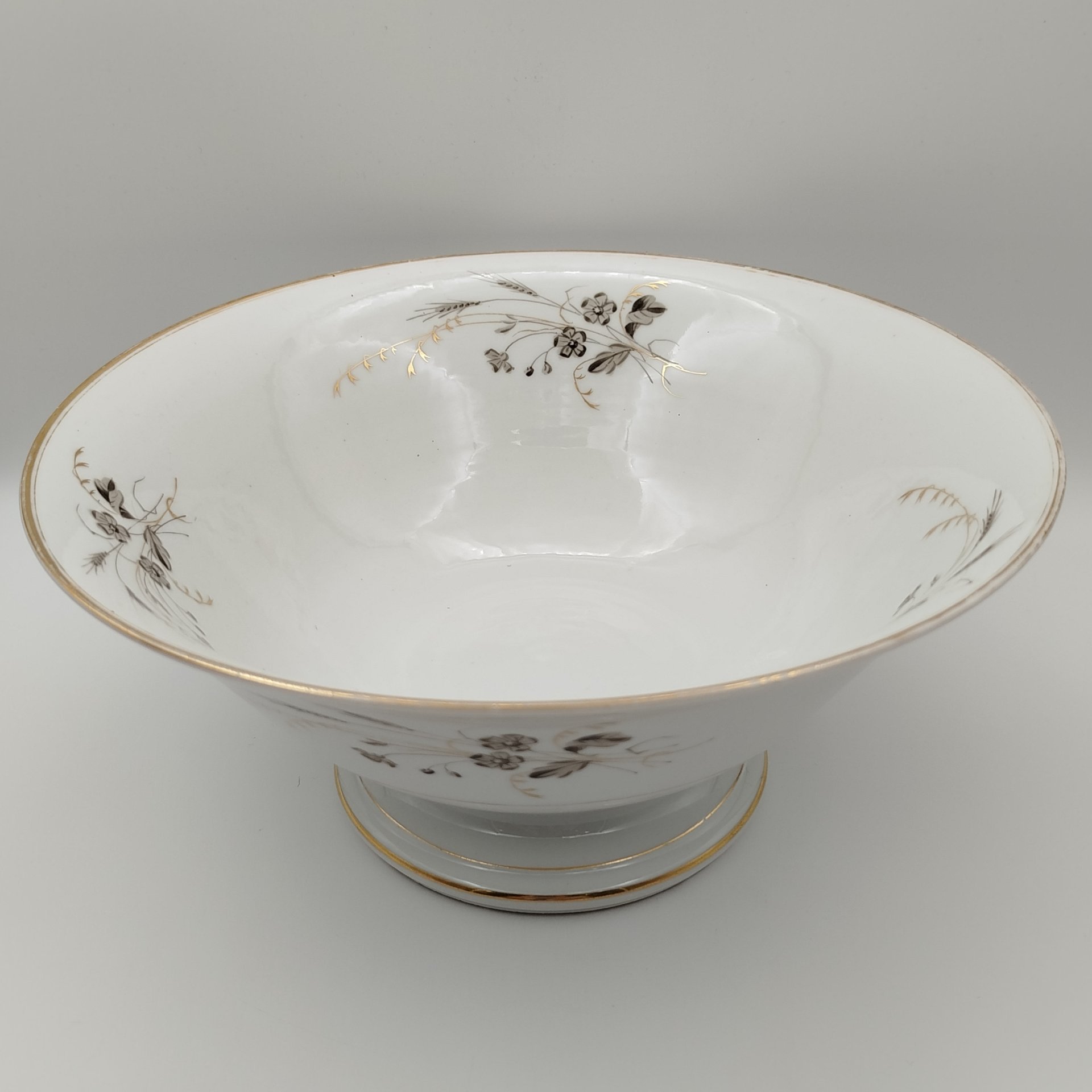 Фруктовница (крупная), украшенная цветочным декором, фарфор, роспись, золочение, Западная Европа, 1890-1920 гг.