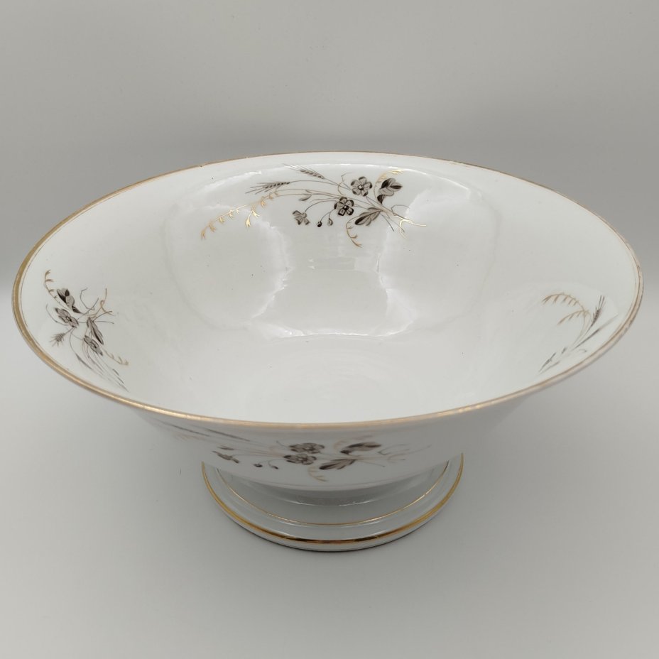 Фруктовница (крупная), украшенная цветочным декором, фарфор, роспись, золочение, Западная Европа, 1890-1920 гг.