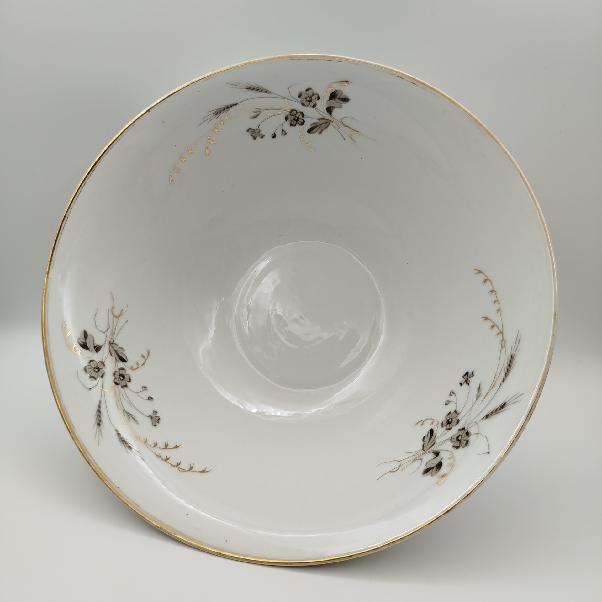 Фруктовница (крупная), украшенная цветочным декором, фарфор, роспись, золочение, Западная Европа, 1890-1920 гг.