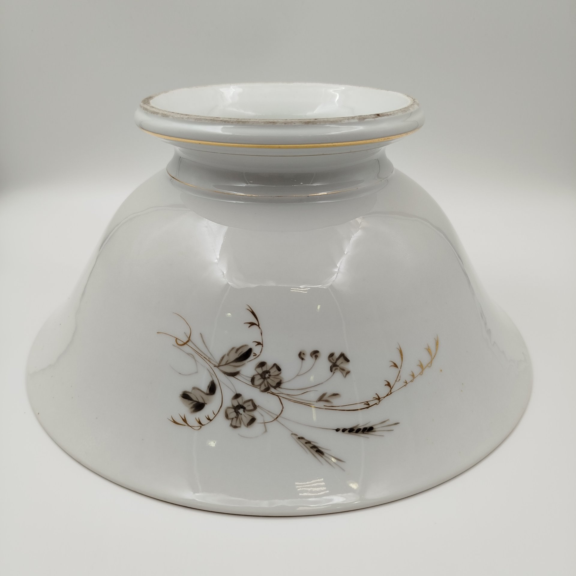 Фруктовница (крупная), украшенная цветочным декором, фарфор, роспись, золочение, Западная Европа, 1890-1920 гг.