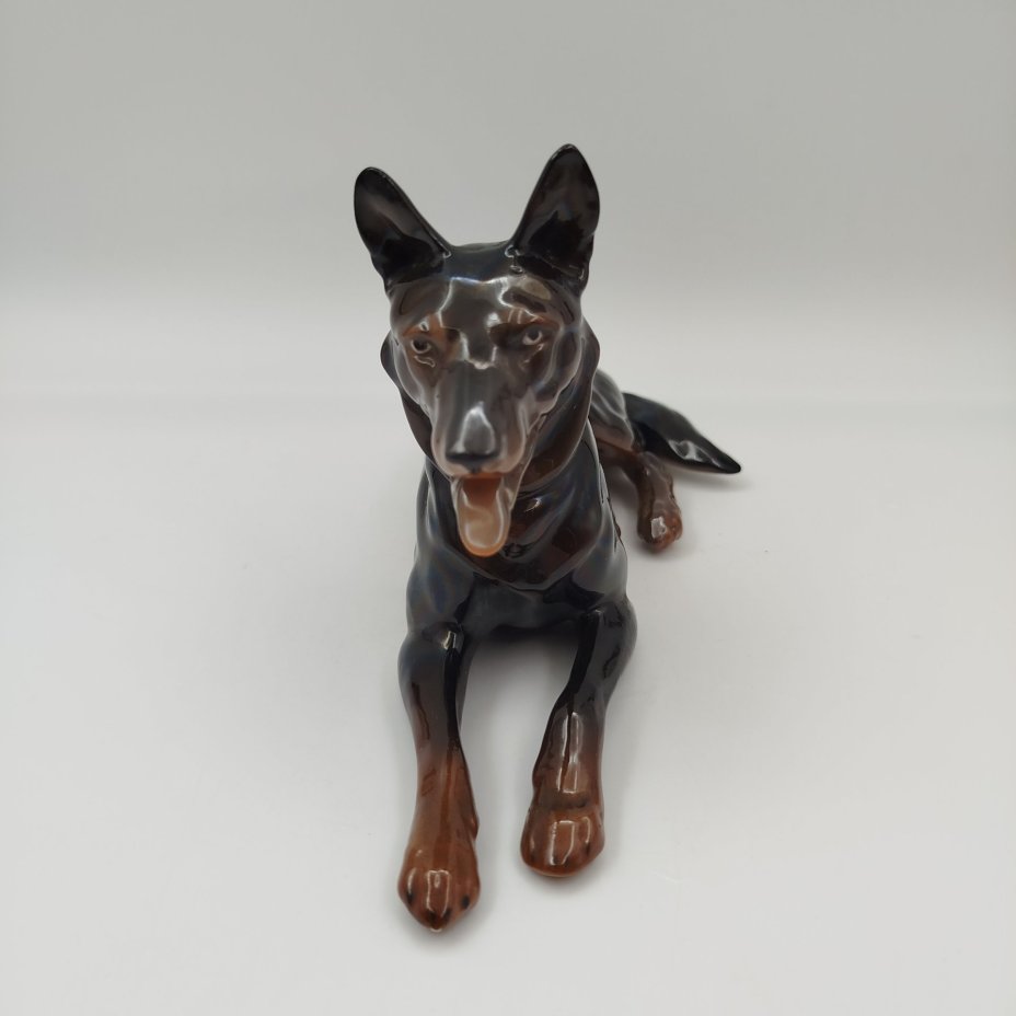 Статуэтка "Лежащая овчарка"