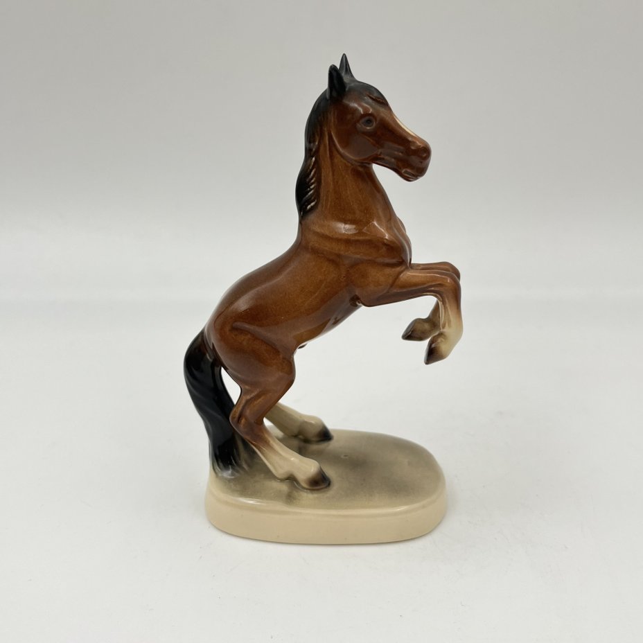 Статуэтка миниатюрная "Конь на дыбах", фаянс, аэрография, Hertwig & Co., Германия, 1941-1958 гг.
