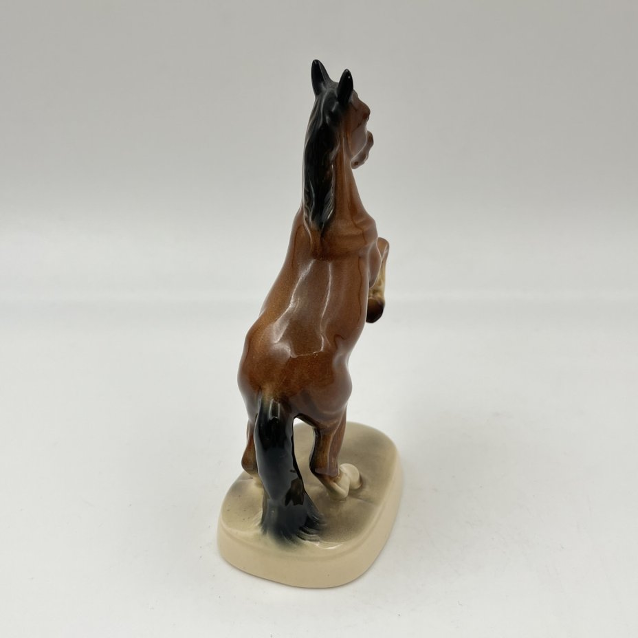 Статуэтка миниатюрная "Конь на дыбах", фаянс, аэрография, Hertwig & Co., Германия, 1941-1958 гг.