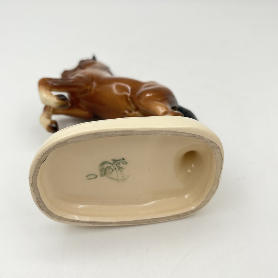 Статуэтка миниатюрная "Конь на дыбах", фаянс, аэрография, Hertwig & Co., Германия, 1941-1958 гг.