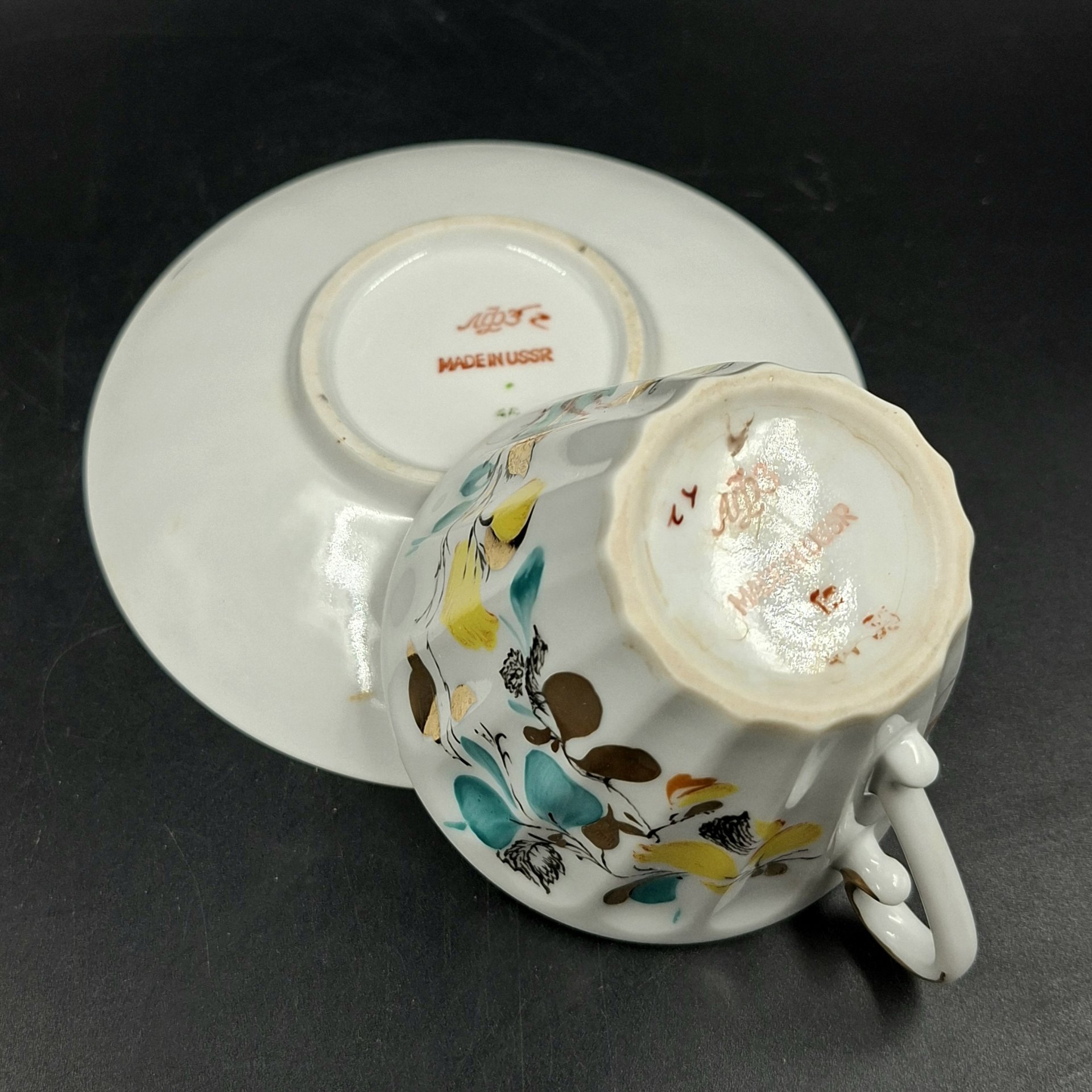 Пара чайная с растительным декором, форма "Лучистая", фарфор, деколь, роспись, золочение, Ленинградский фарфоровый завод (ЛФЗ), СССР, 1970-1992 гг.