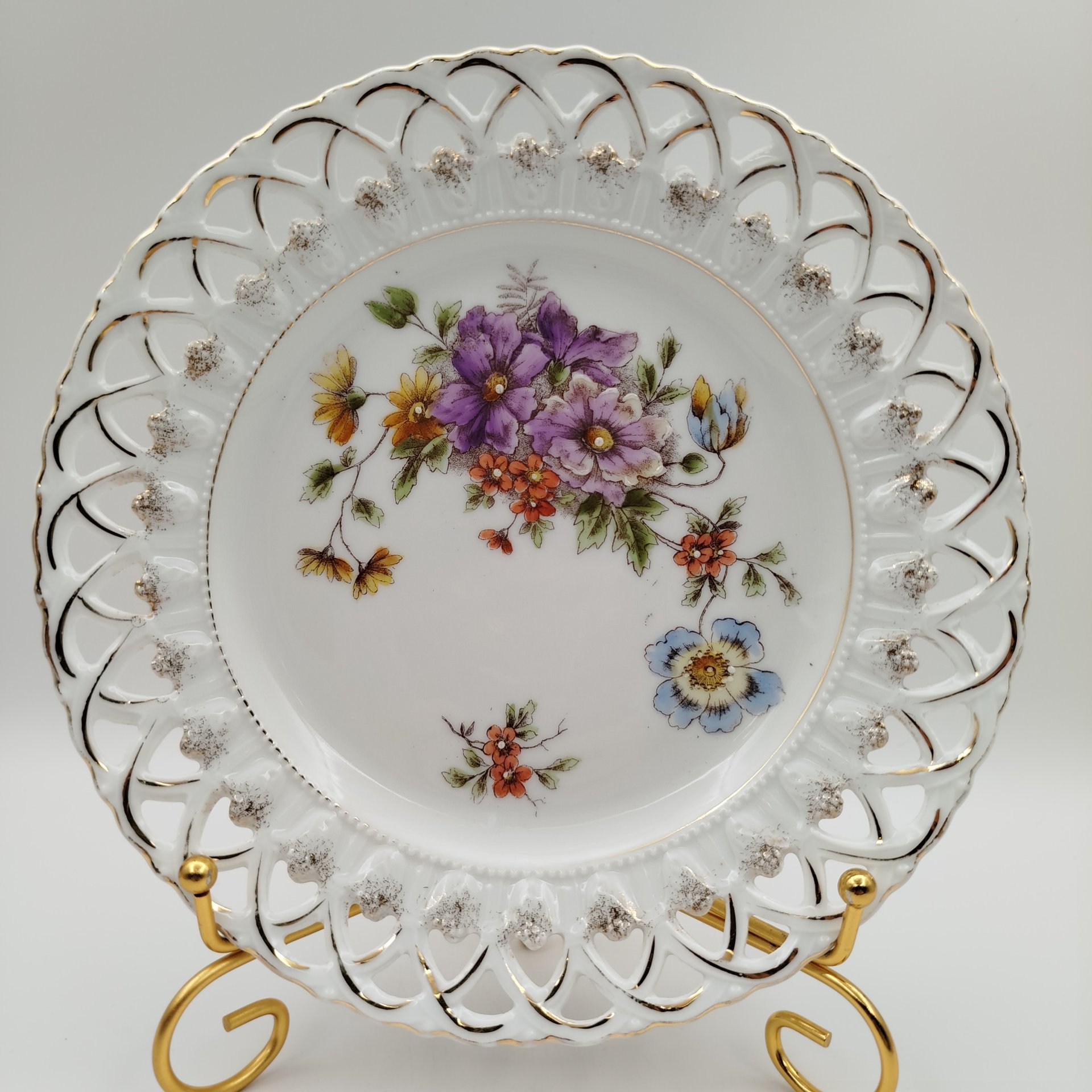 Тарелка декоративная с прорезным бортом "Цветы", фарфор, деколь с прорисовкой, золочение, Западная Европа, 1910-1930 гг.
