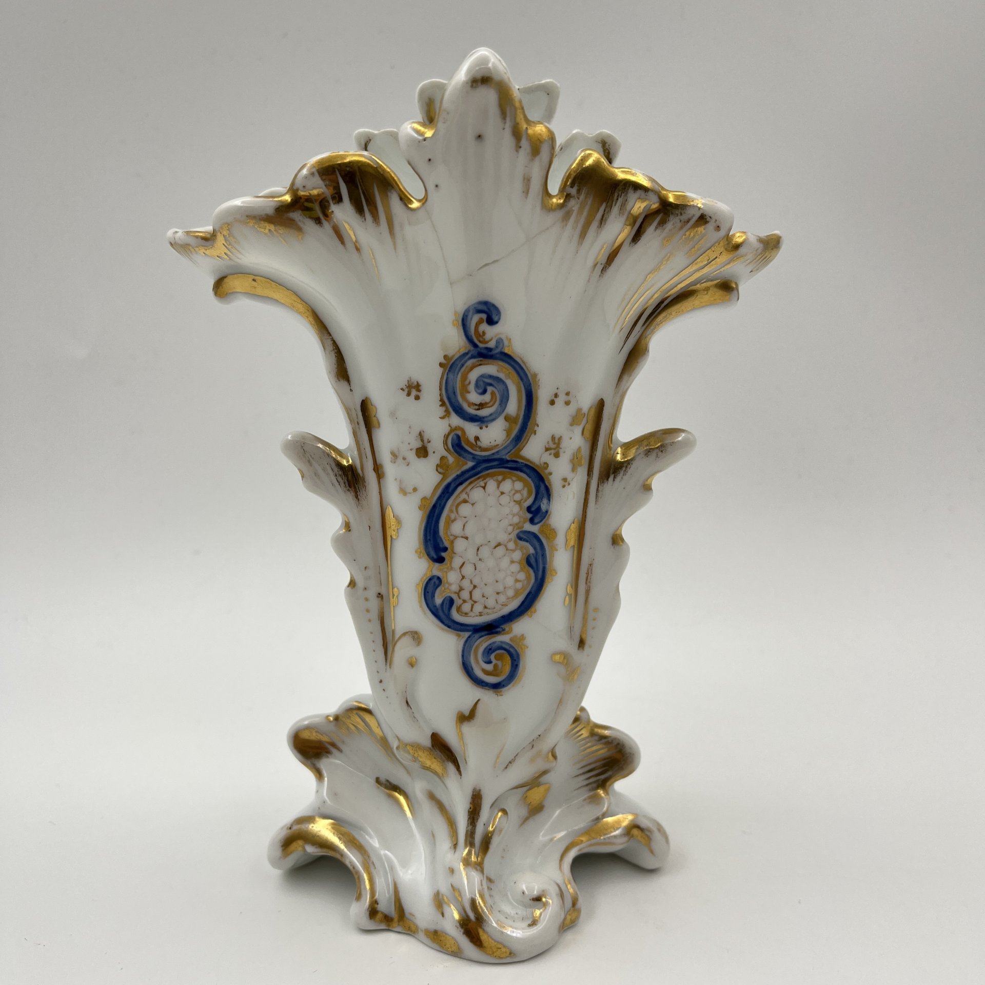 Вазочка сложной формы с растительным декором, фарфор, роспись, золочение, Западная Европа, 1900-1930 гг.