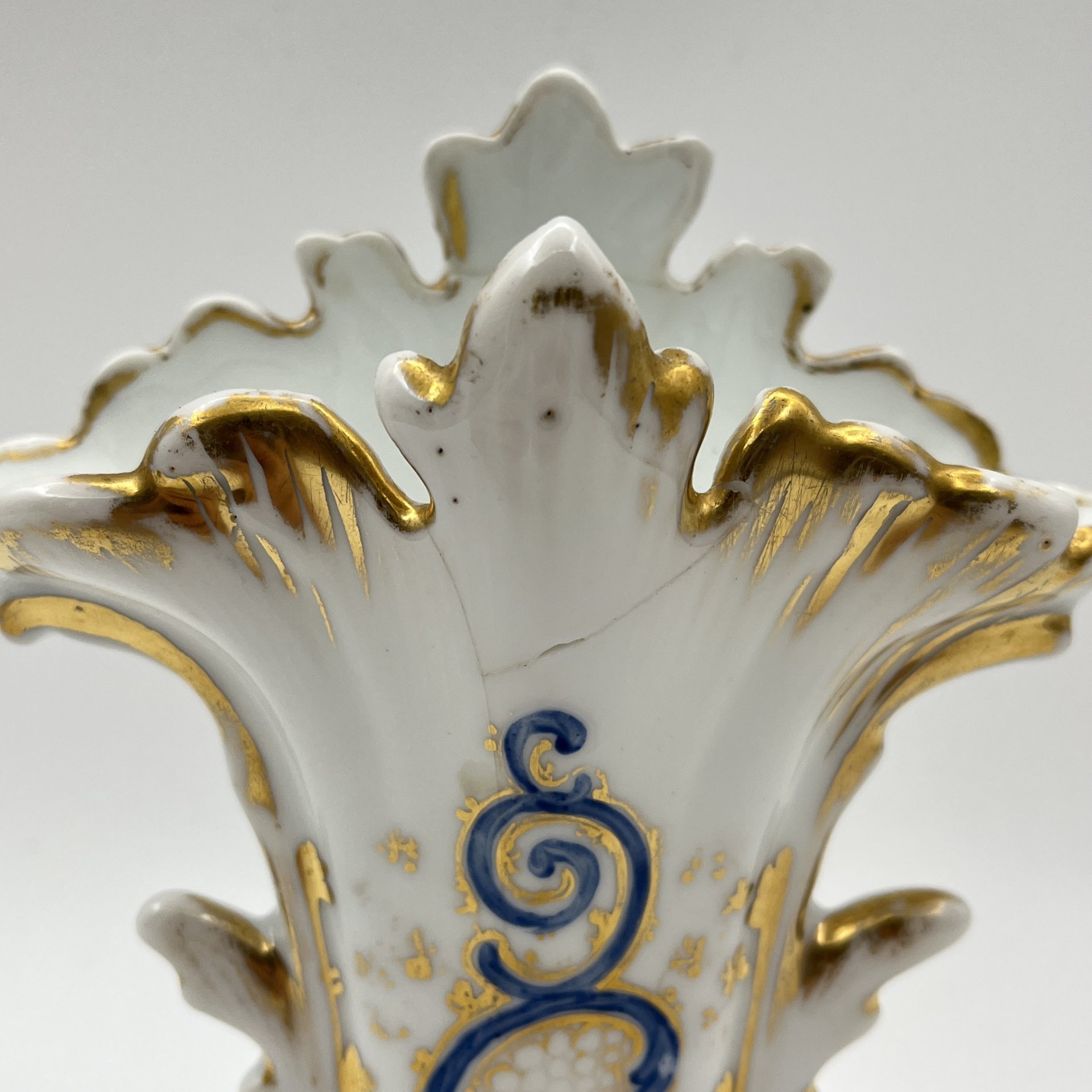 Вазочка сложной формы с растительным декором, фарфор, роспись, золочение, Западная Европа, 1900-1930 гг.