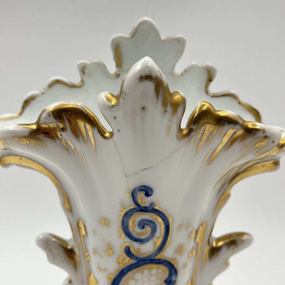 Вазочка сложной формы с растительным декором