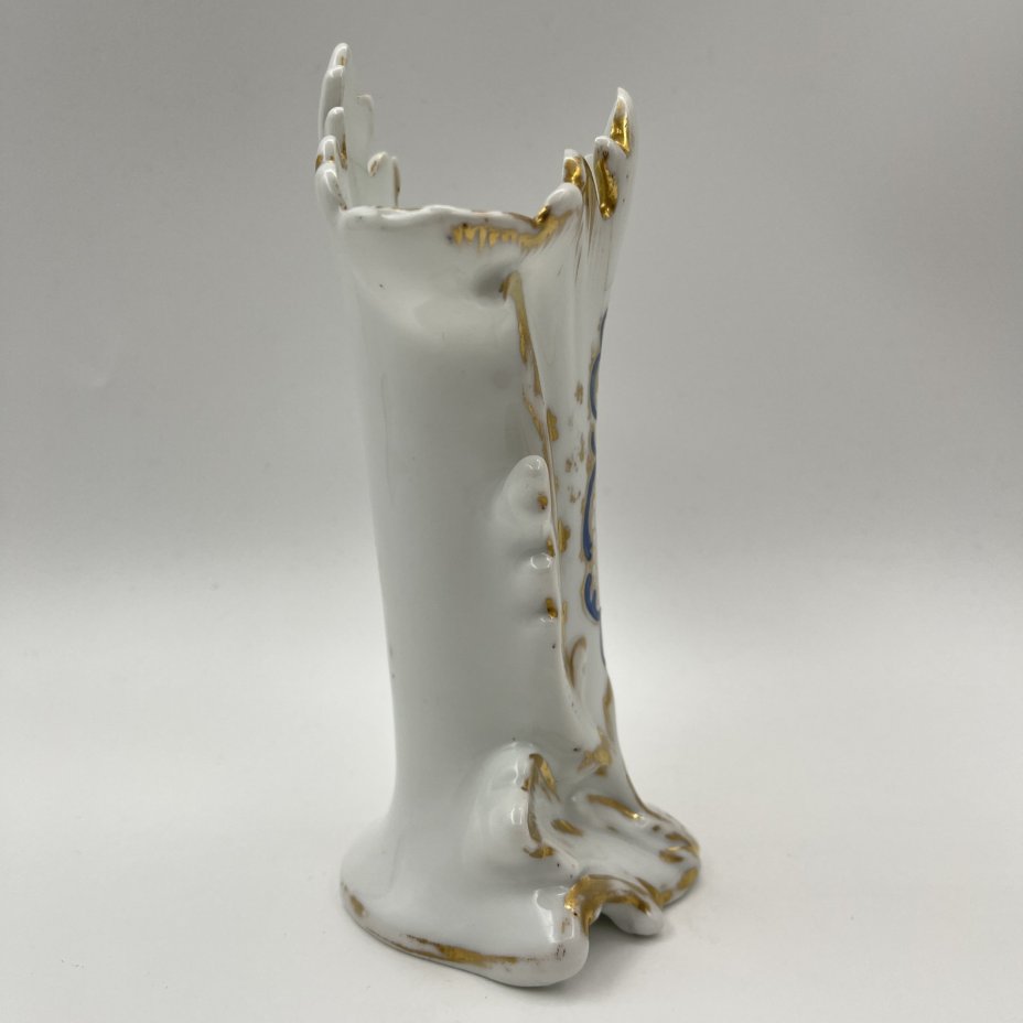 Вазочка сложной формы с растительным декором