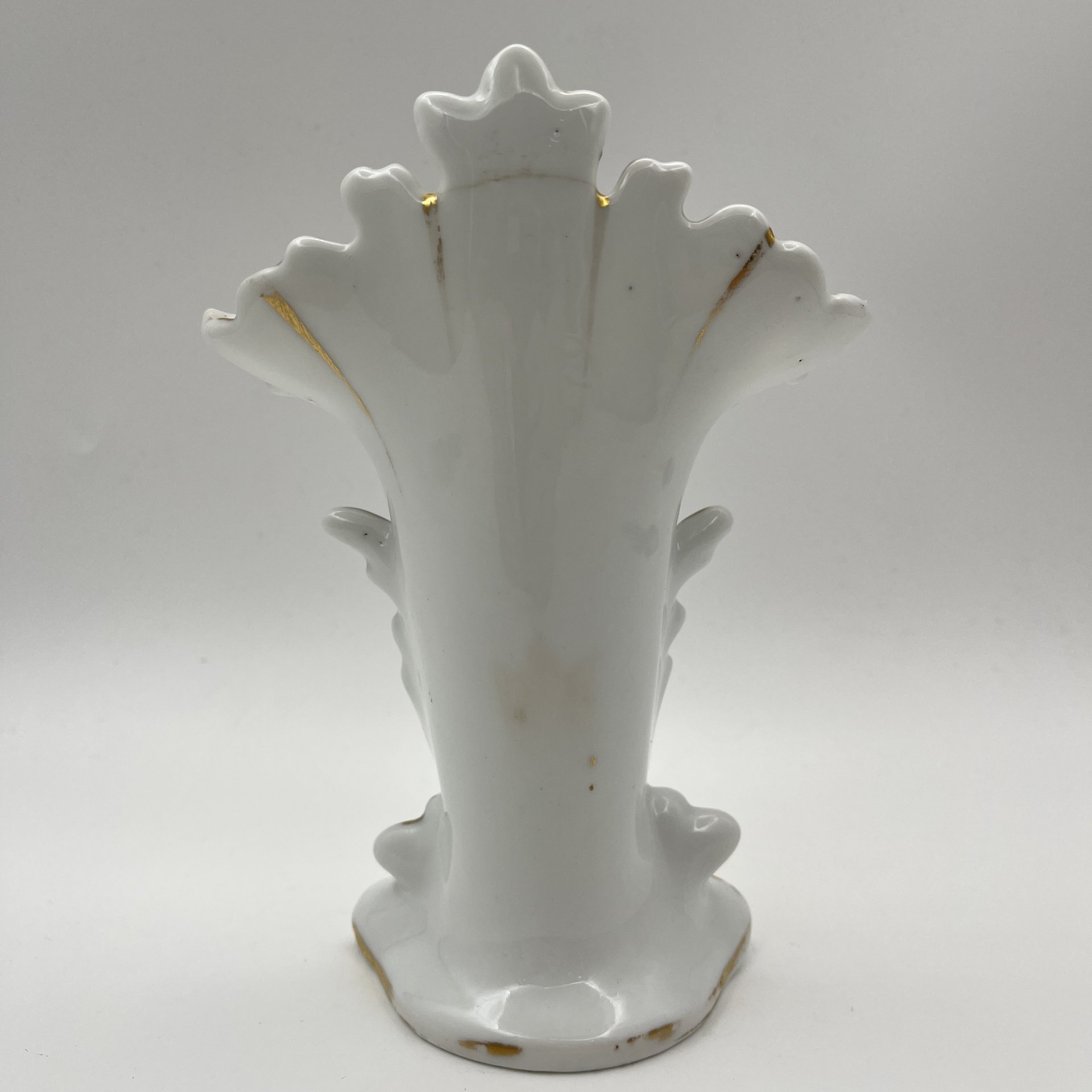 Вазочка сложной формы с растительным декором, фарфор, роспись, золочение, Западная Европа, 1900-1930 гг.