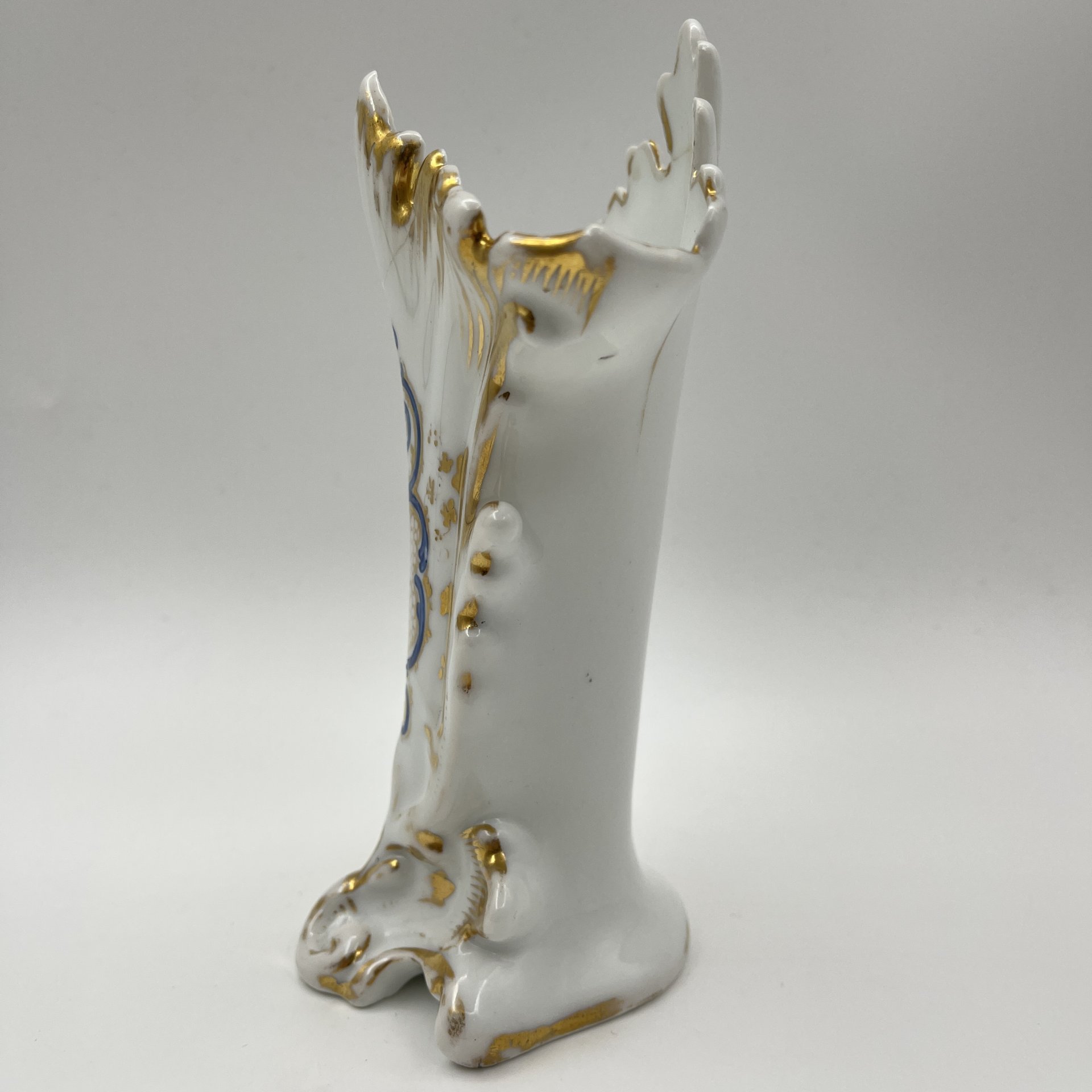 Вазочка сложной формы с растительным декором, фарфор, роспись, золочение, Западная Европа, 1900-1930 гг.