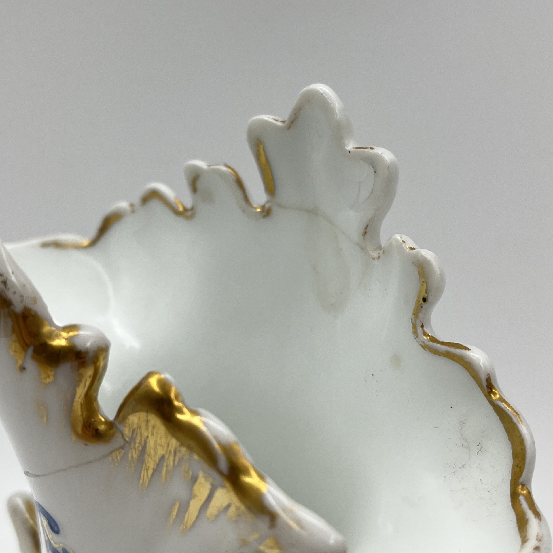 Вазочка сложной формы с растительным декором, фарфор, роспись, золочение, Западная Европа, 1900-1930 гг.