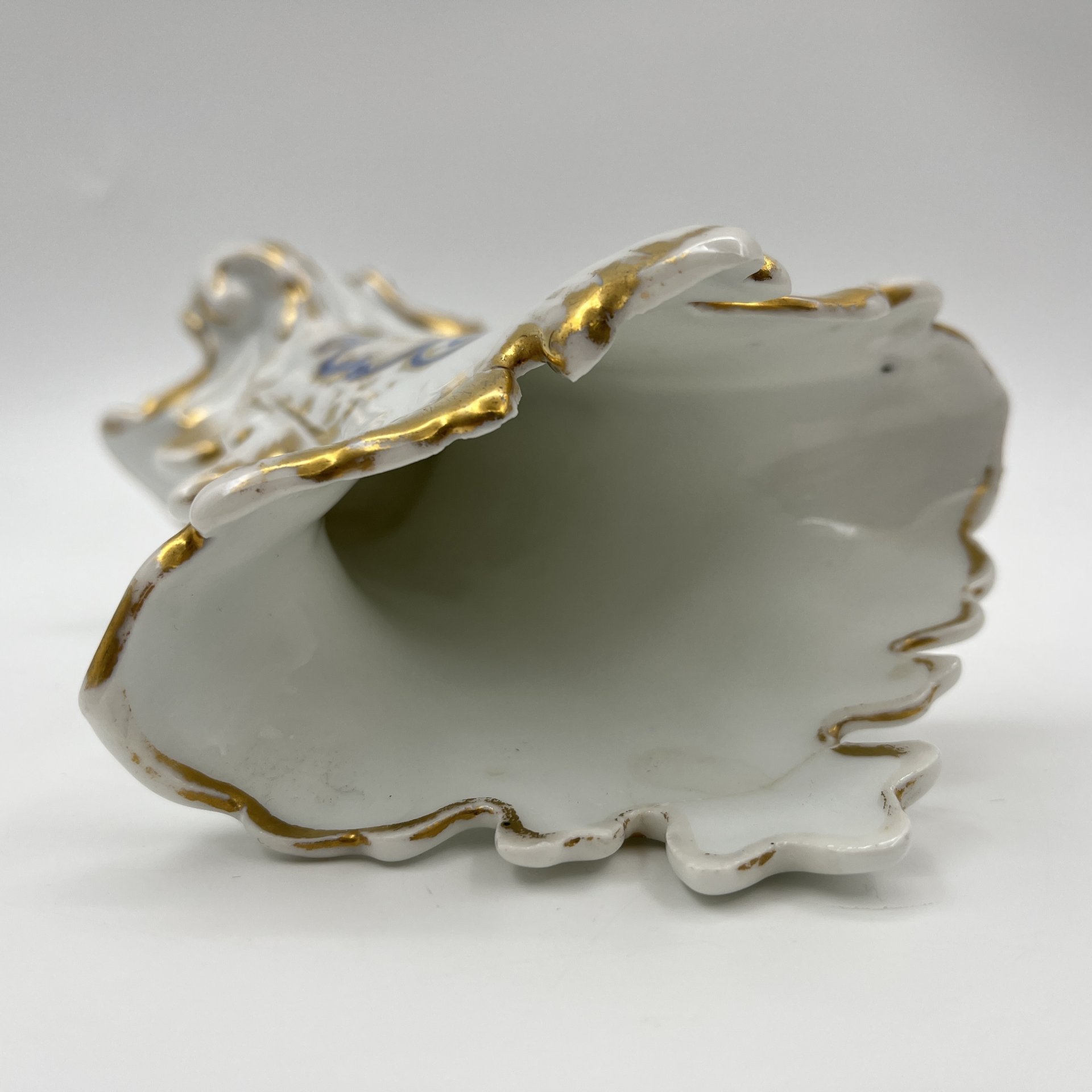 Вазочка сложной формы с растительным декором, фарфор, роспись, золочение, Западная Европа, 1900-1930 гг.