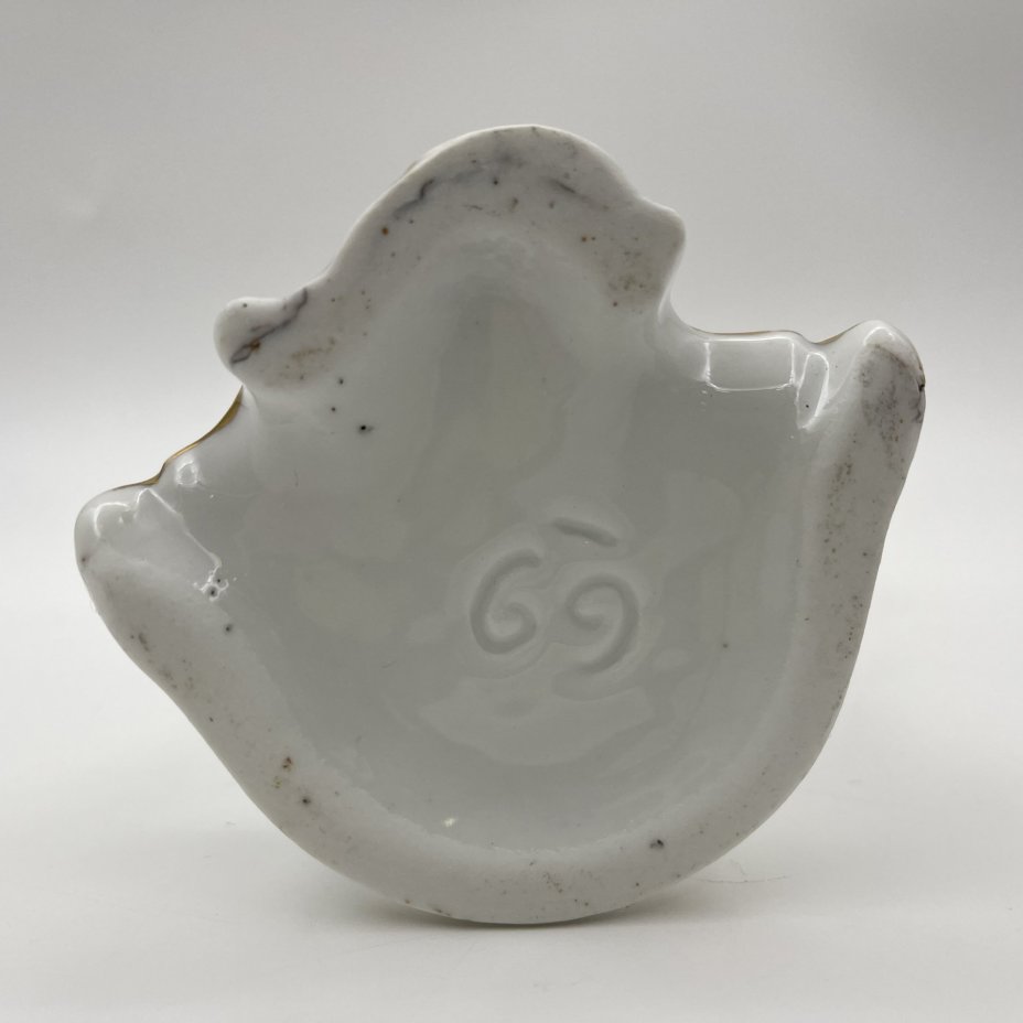 Вазочка сложной формы с растительным декором