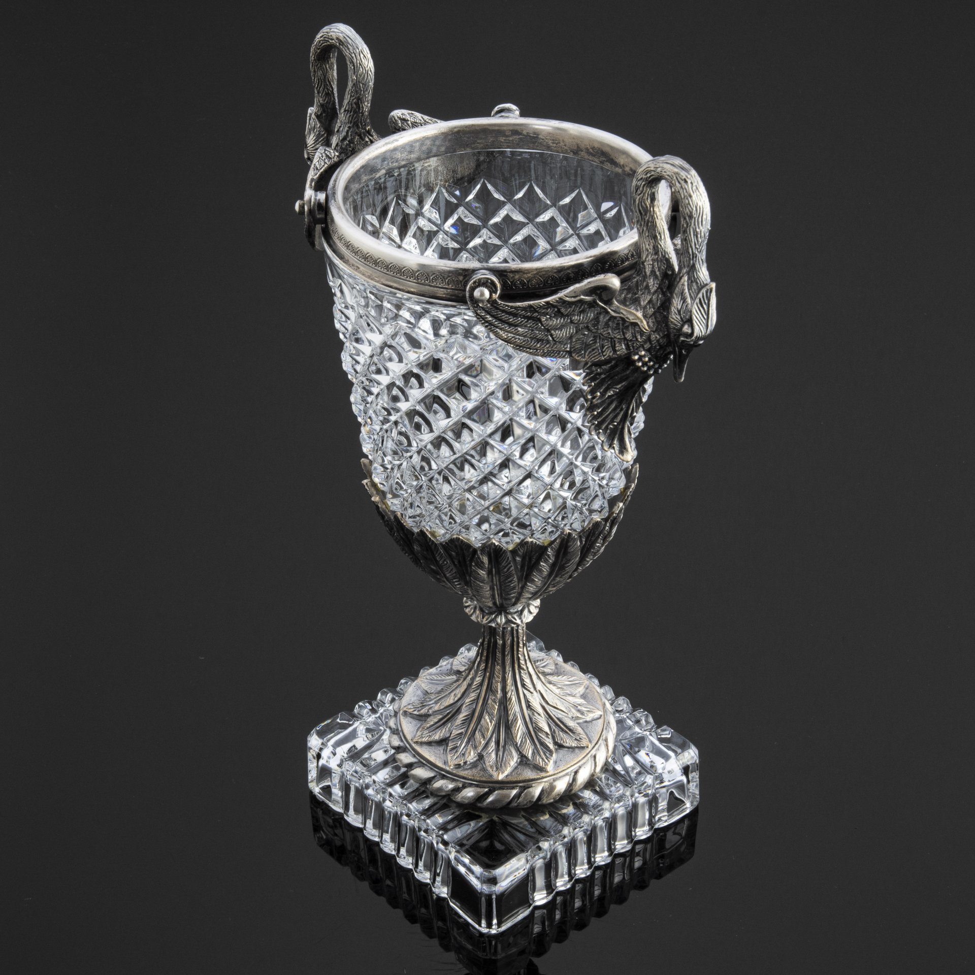 Ваза на ножке "Леона", с декоративными ручками в виде лебедей, Компания «Сентябревъ»