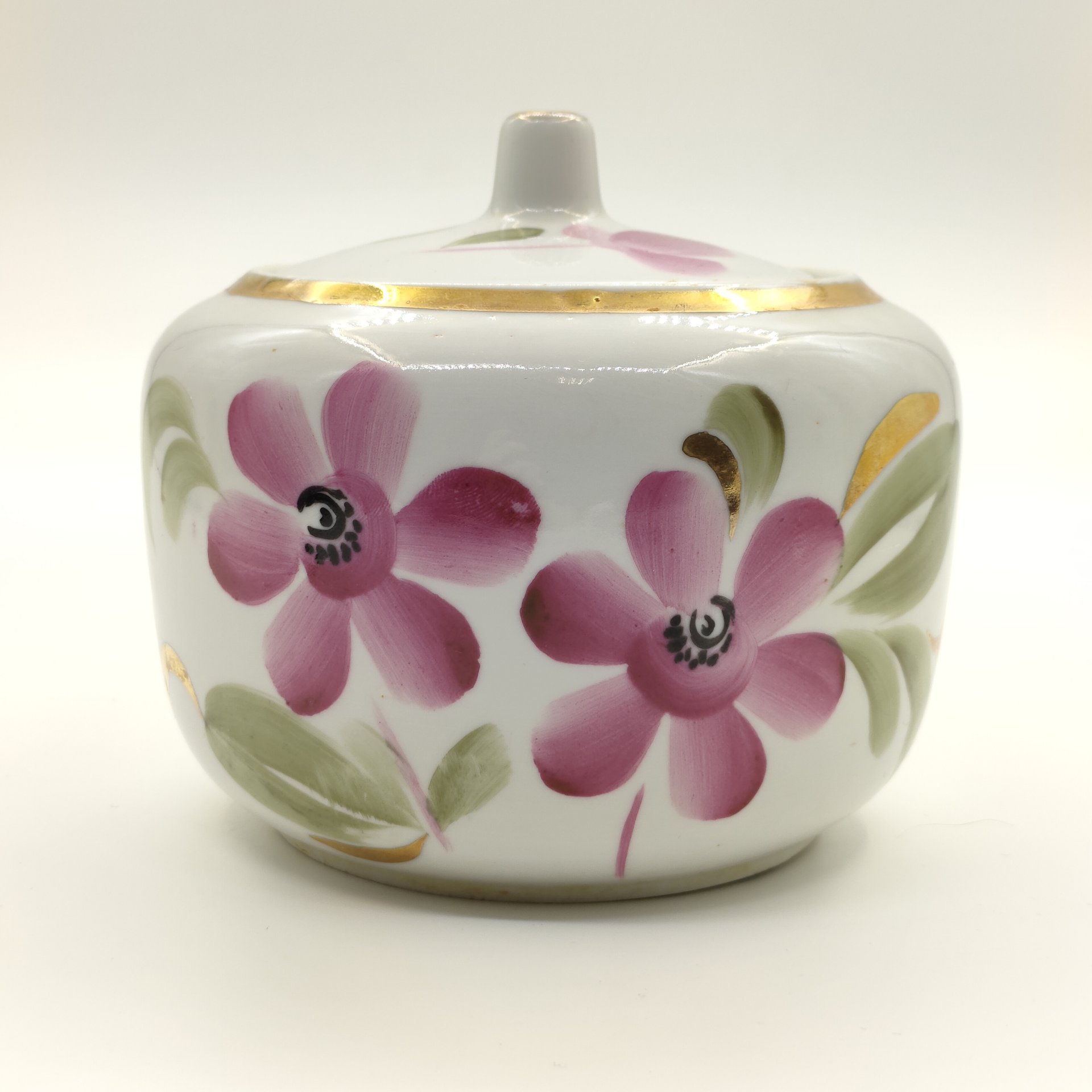 Сахарница, украшенная цветочным декором, фарфор, роспись, золочение, Дмитровский фарфоровый завод (ДФЗ Вербилки), СССР, 1965-1991 гг.