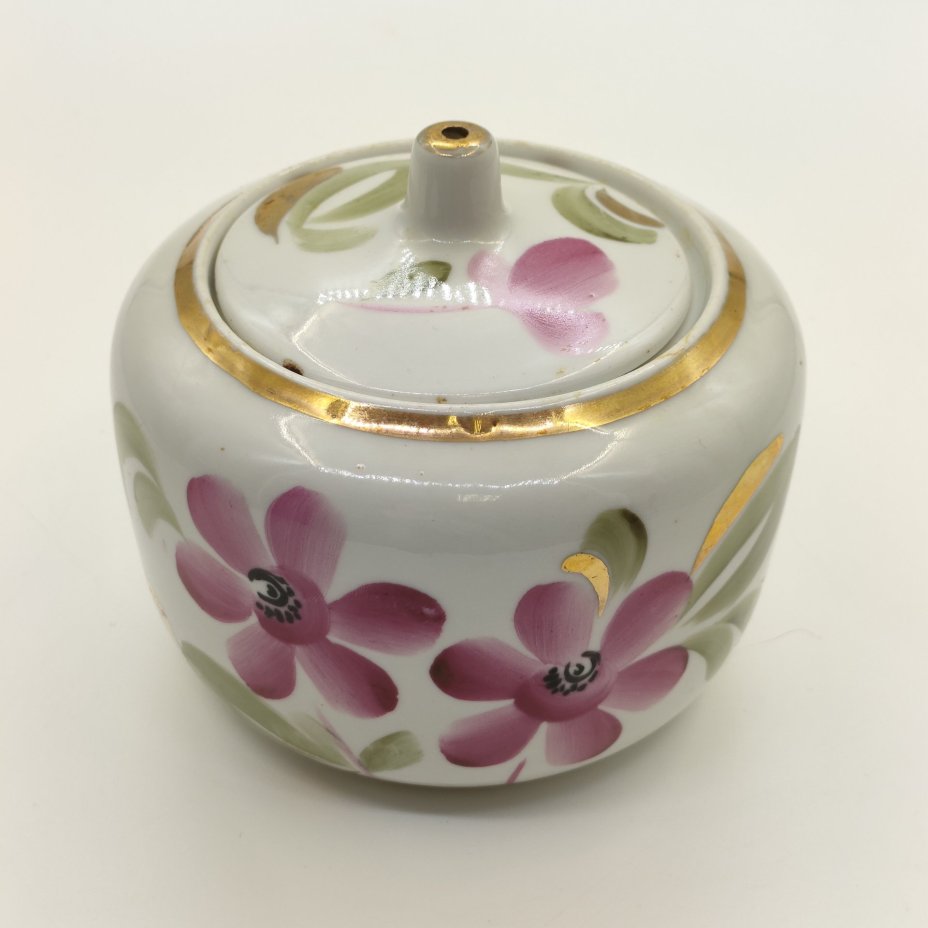 Сахарница, украшенная цветочным декором, фарфор, роспись, золочение, Дмитровский фарфоровый завод (ДФЗ Вербилки), СССР, 1965-1991 гг.