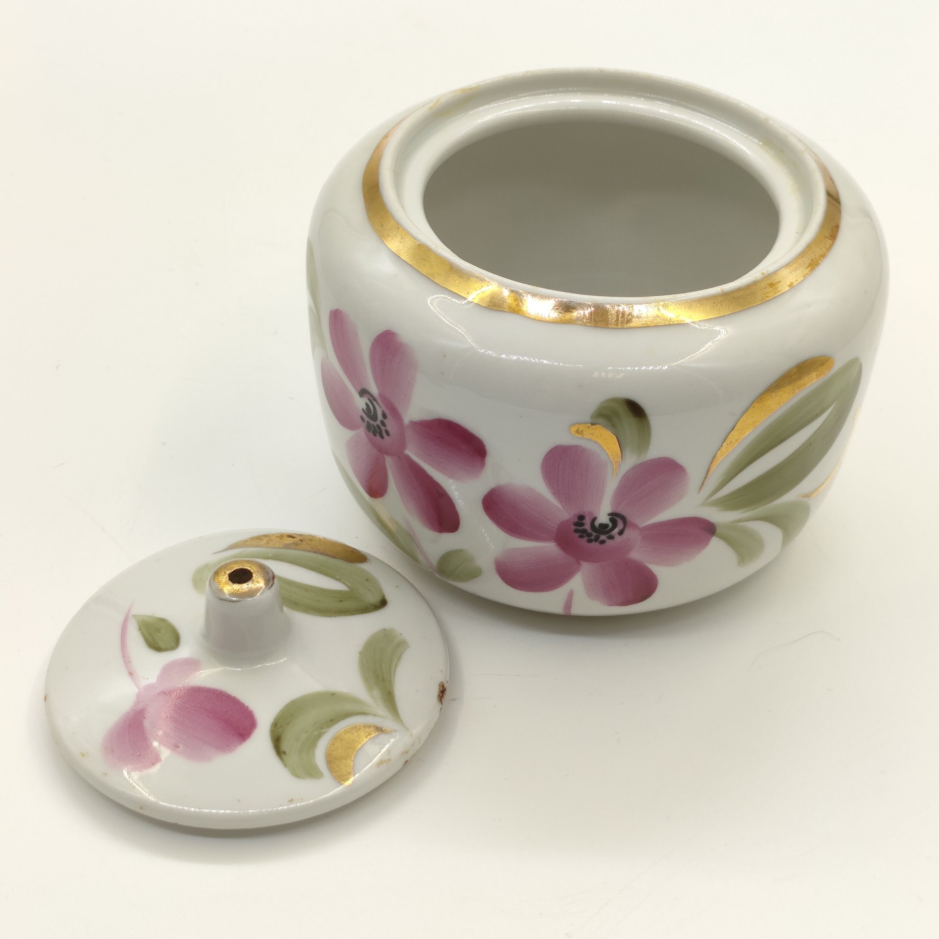 Сахарница, украшенная цветочным декором, фарфор, роспись, золочение, Дмитровский фарфоровый завод (ДФЗ Вербилки), СССР, 1965-1991 гг.