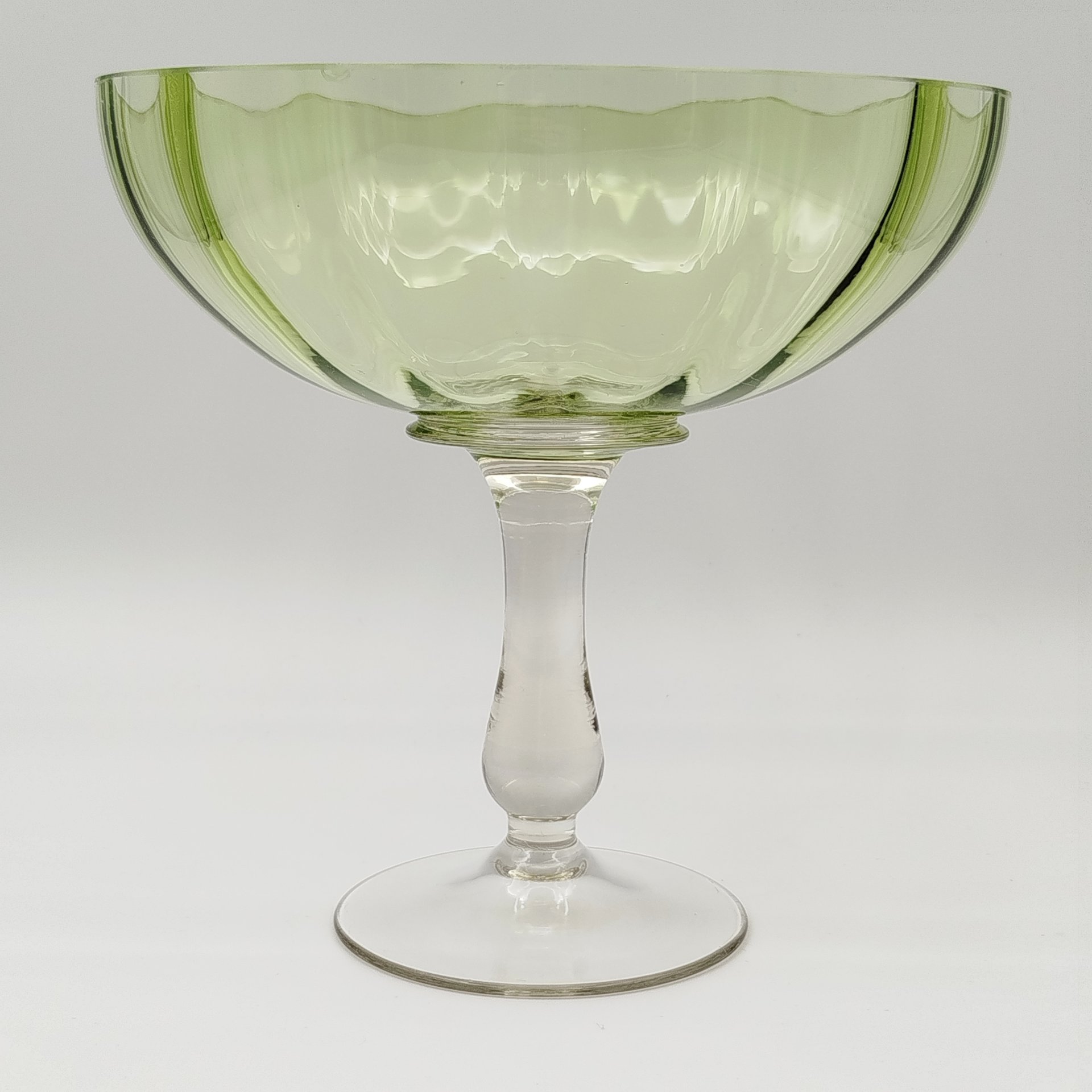 Фруктовница зеленого оттенка  на высокой ножке, стекло, гранение, СССР, 1970-1990 гг.